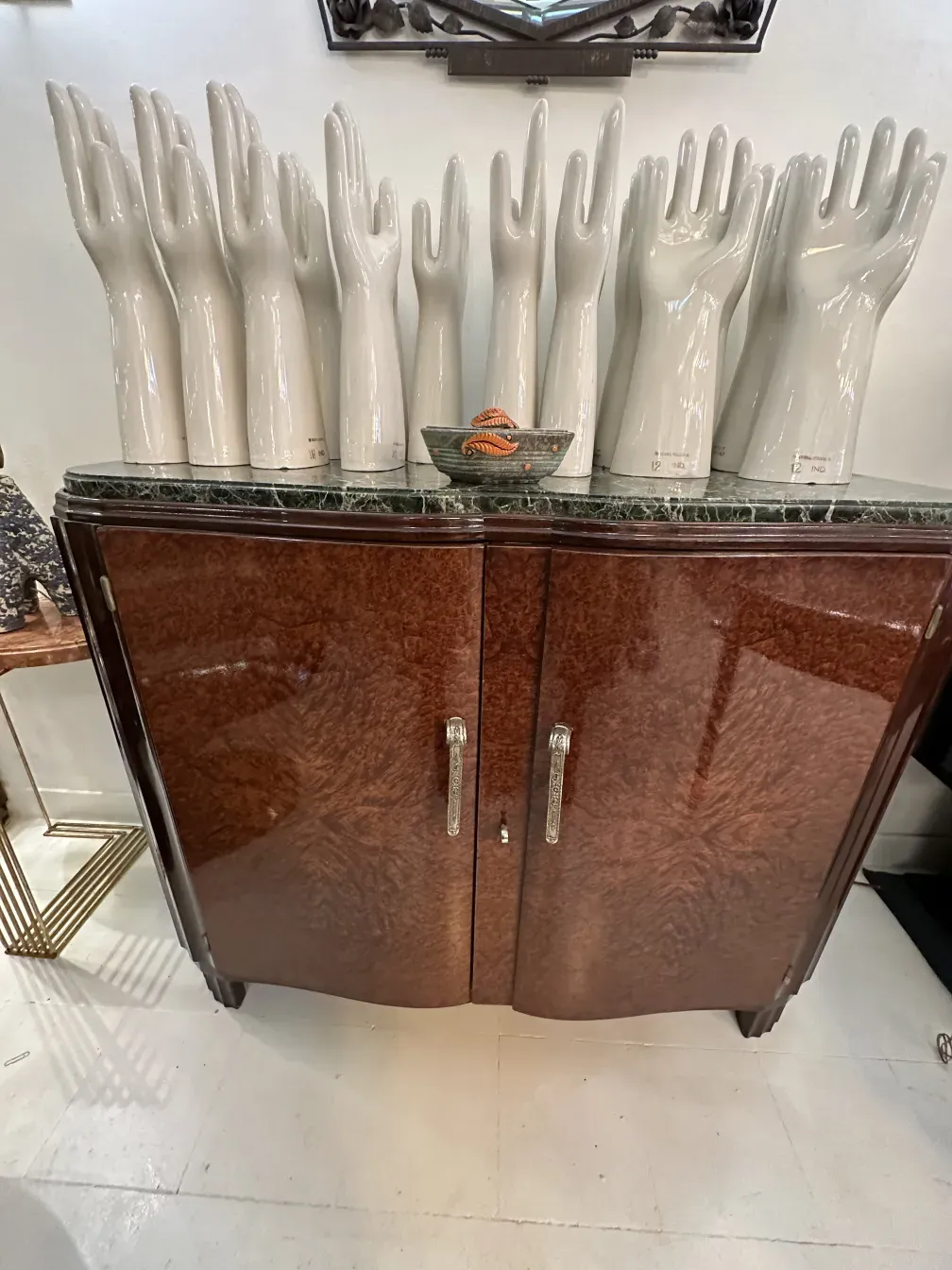Ceramica antigua decorada con hojas en tonos naranja y marrón