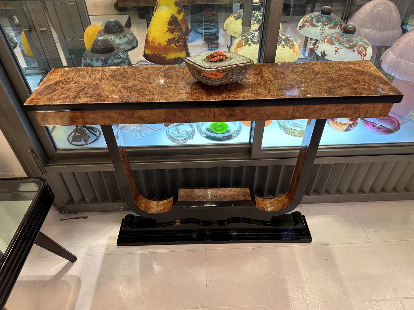 Ceramica antigua decorada con hojas en tonos naranja y marrón