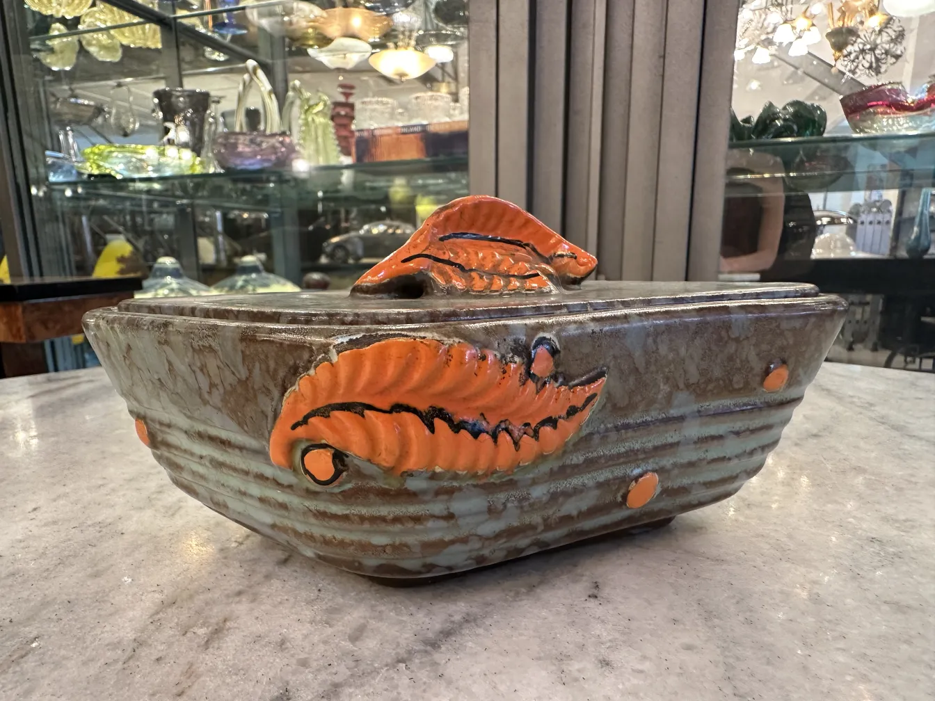 Ceramica antigua decorada con hojas en tonos naranja y marrón
