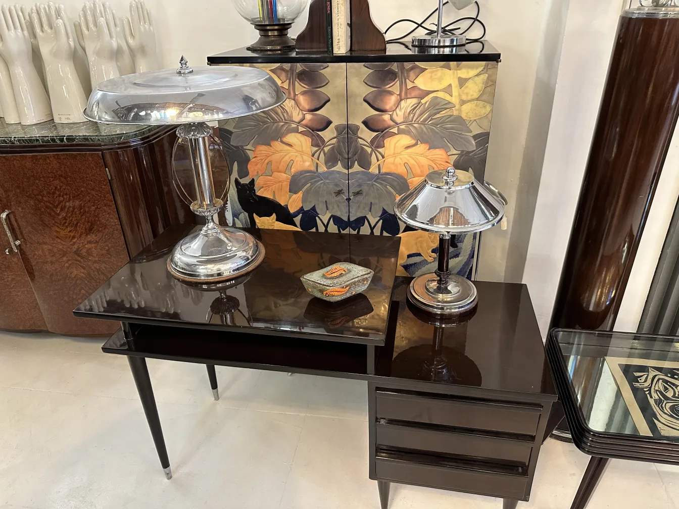 Antica ceramica decorata con foglie in tonalità di arancione e marrone