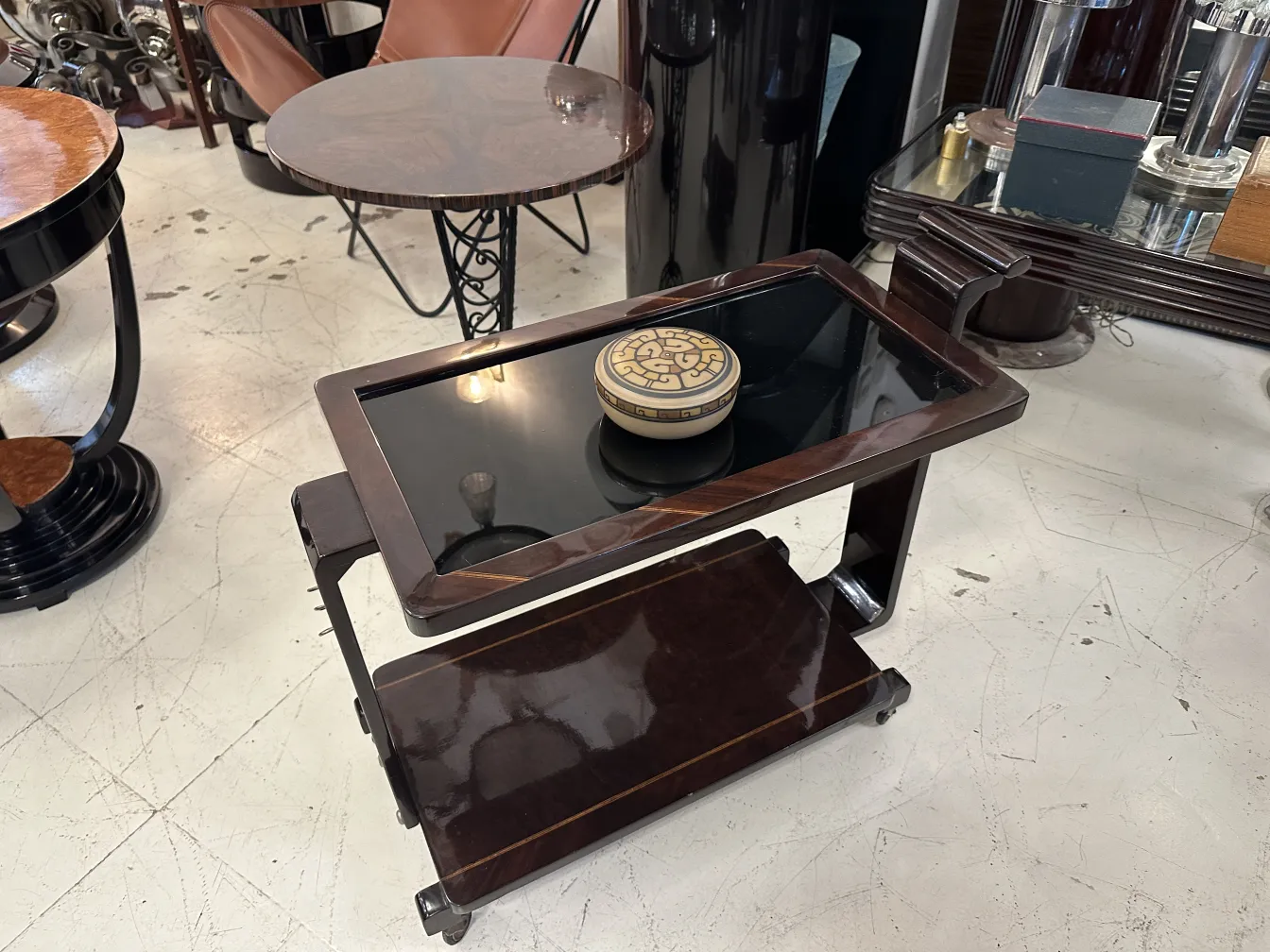 mesa vintage con cerámica decorativa en la parte superior