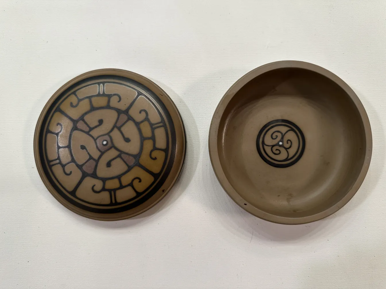 古老的陶瓷碗，带有装饰性图案