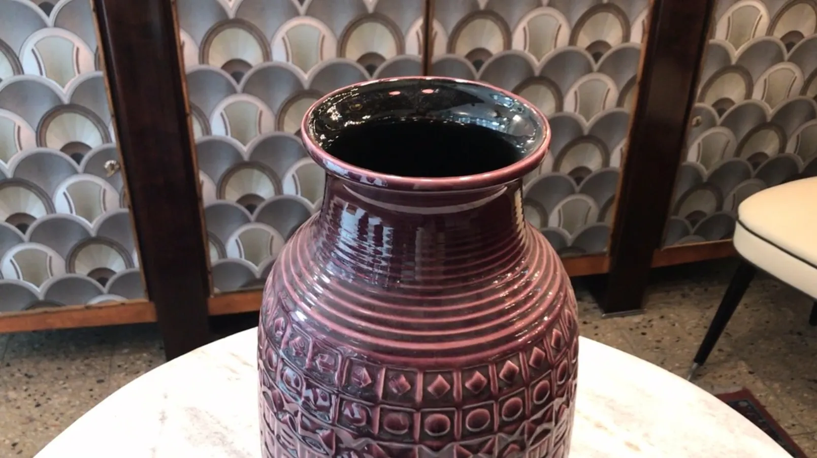 vase antigo de cerâmica com design decorativo