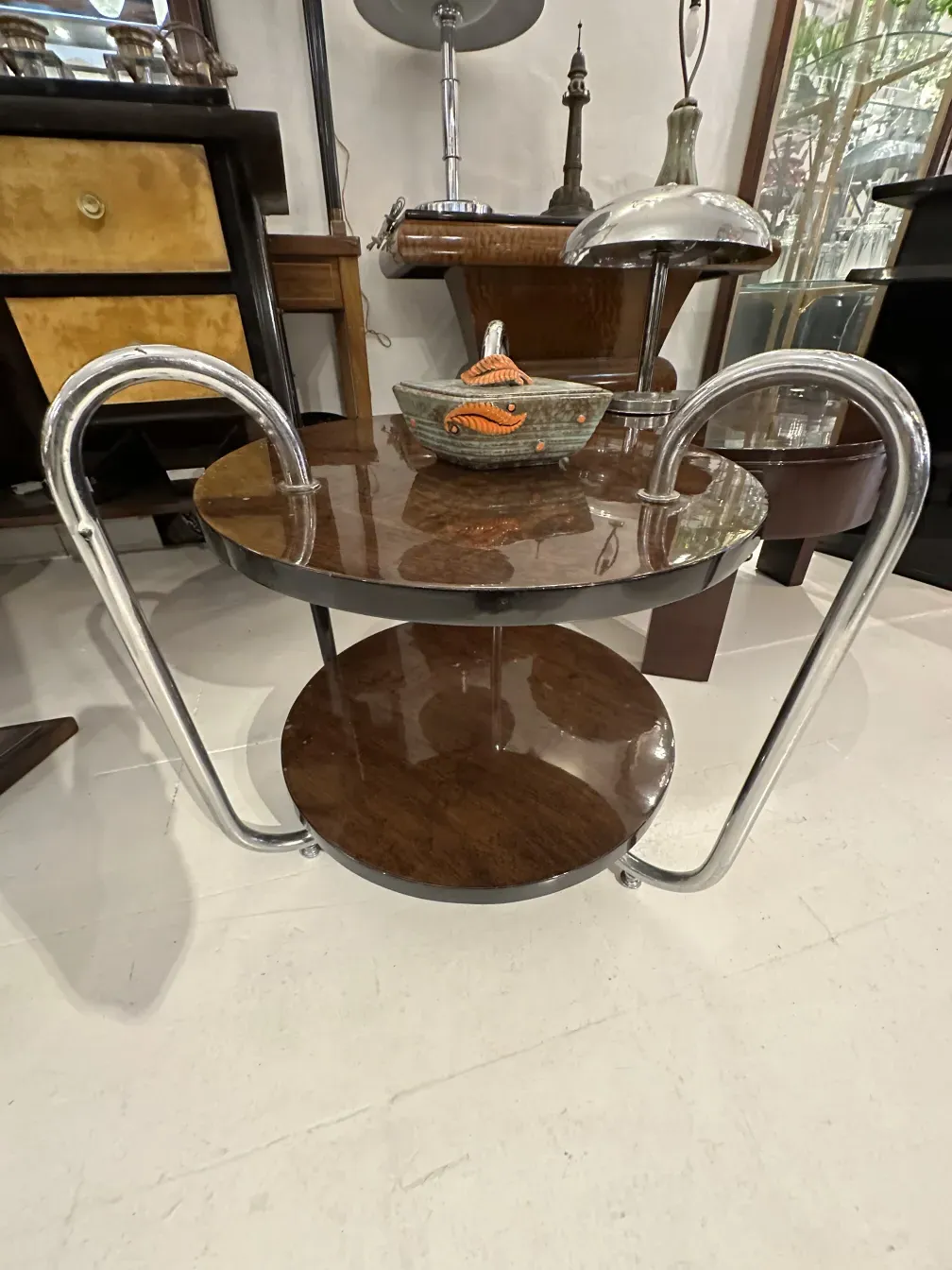Ceramica antigua decorada con hojas en tonos naranja y marrón