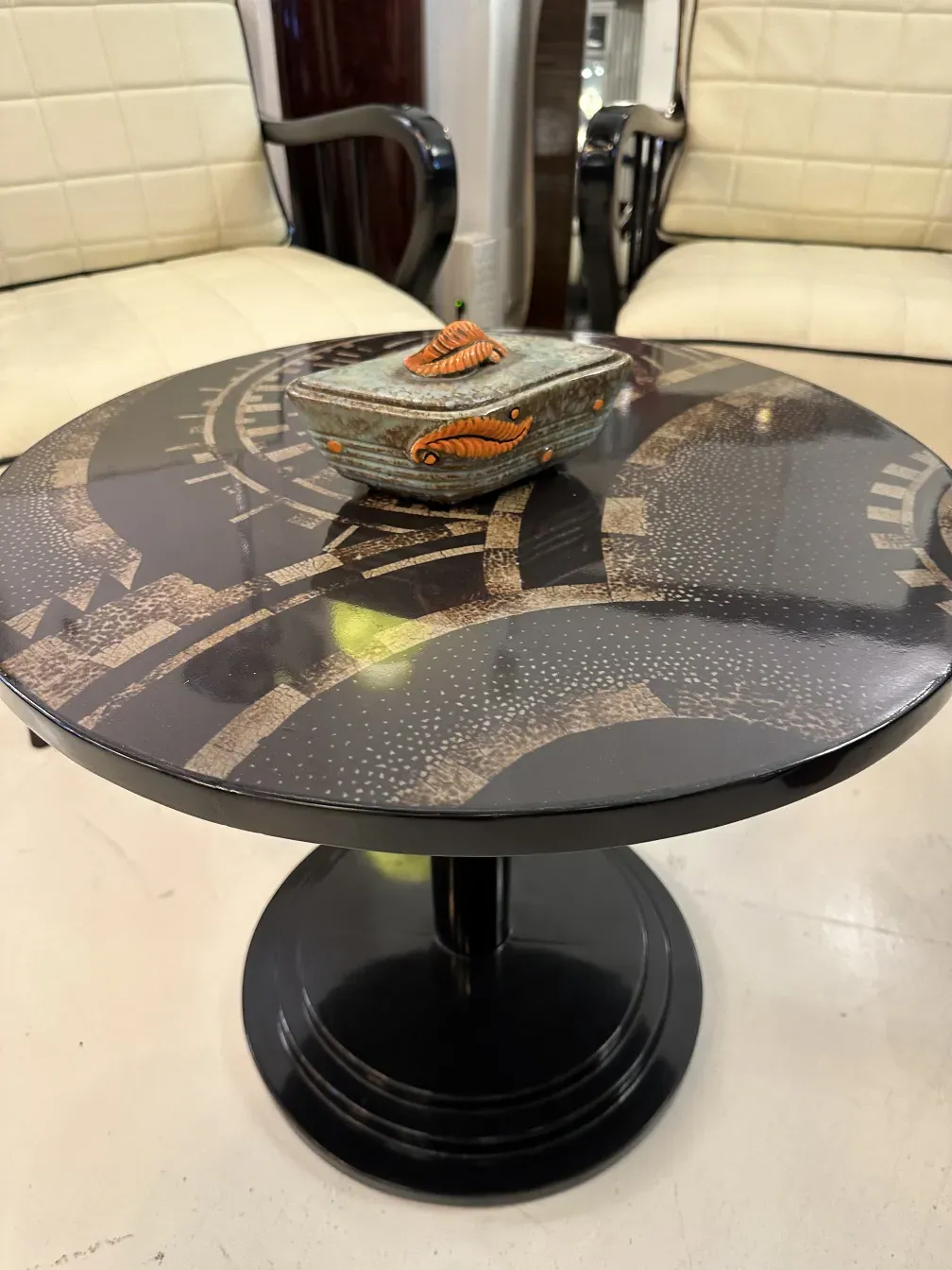 Ceramica antigua decorada con hojas en tonos naranja y marrón