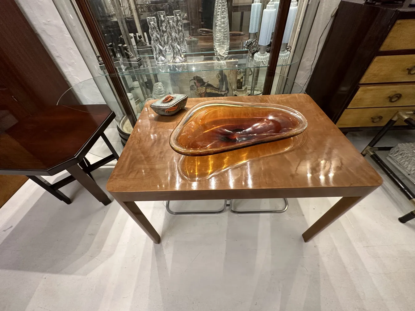 Ceramica antigua decorada con hojas en tonos naranja y marrón