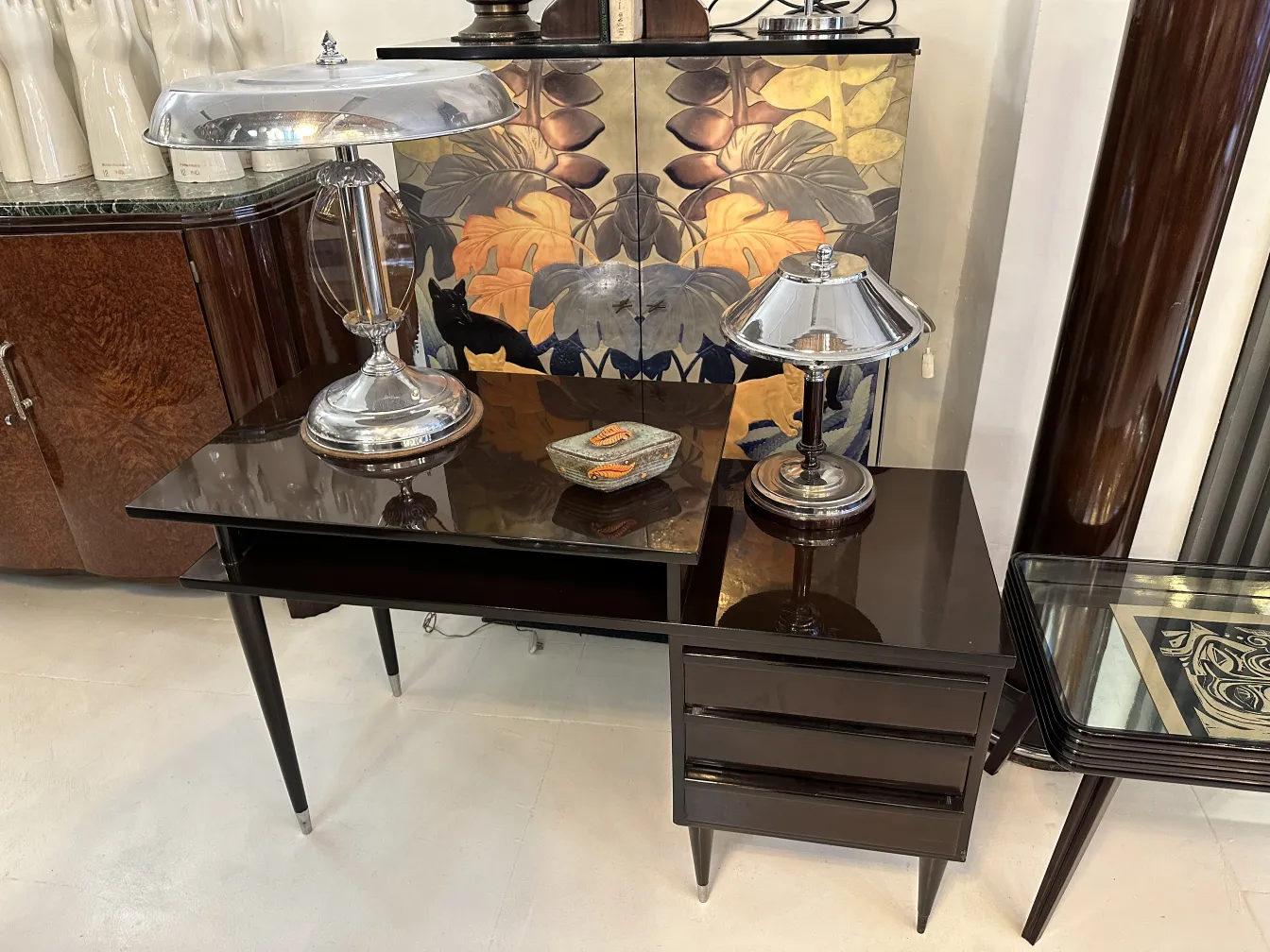 Ceramica antigua decorada con hojas en tonos naranja y marrón