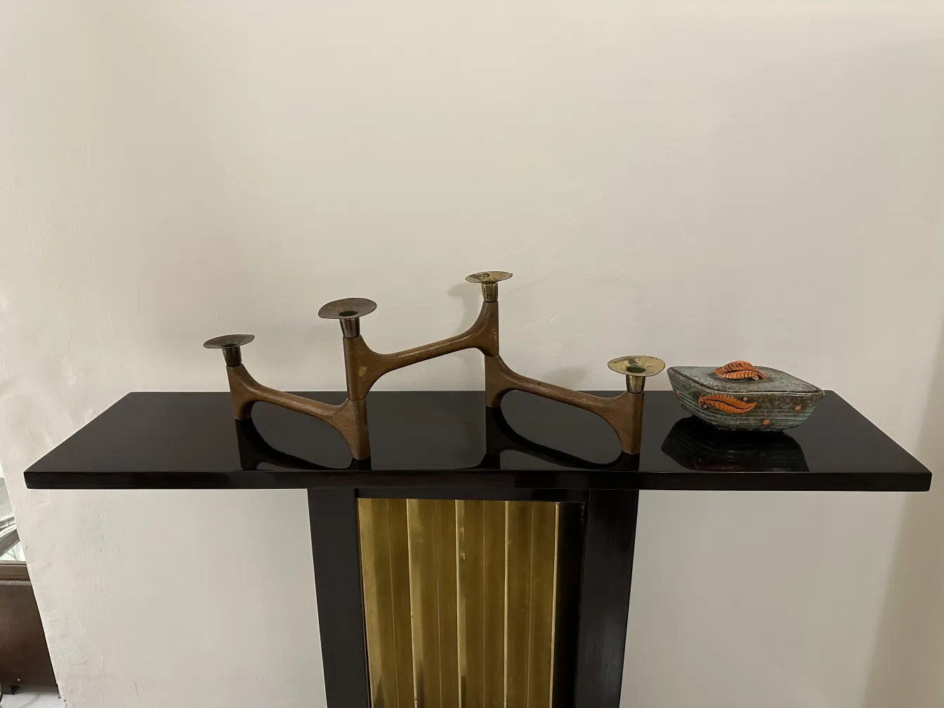 Ceramica antigua decorada con hojas en tonos naranja y marrón