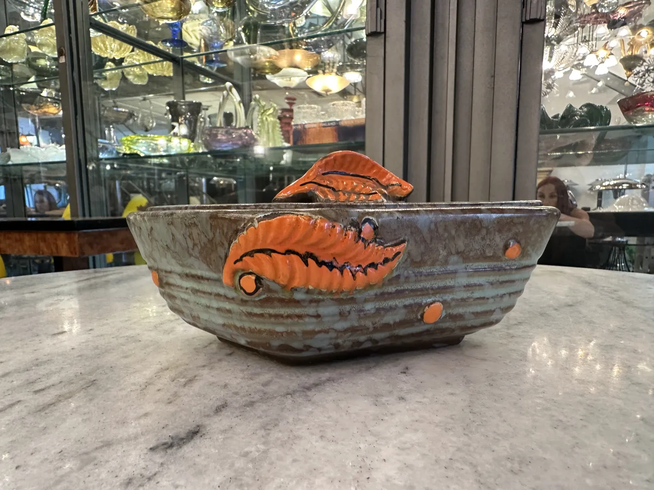 Antica ceramica decorata con foglie in tonalità di arancione e marrone
