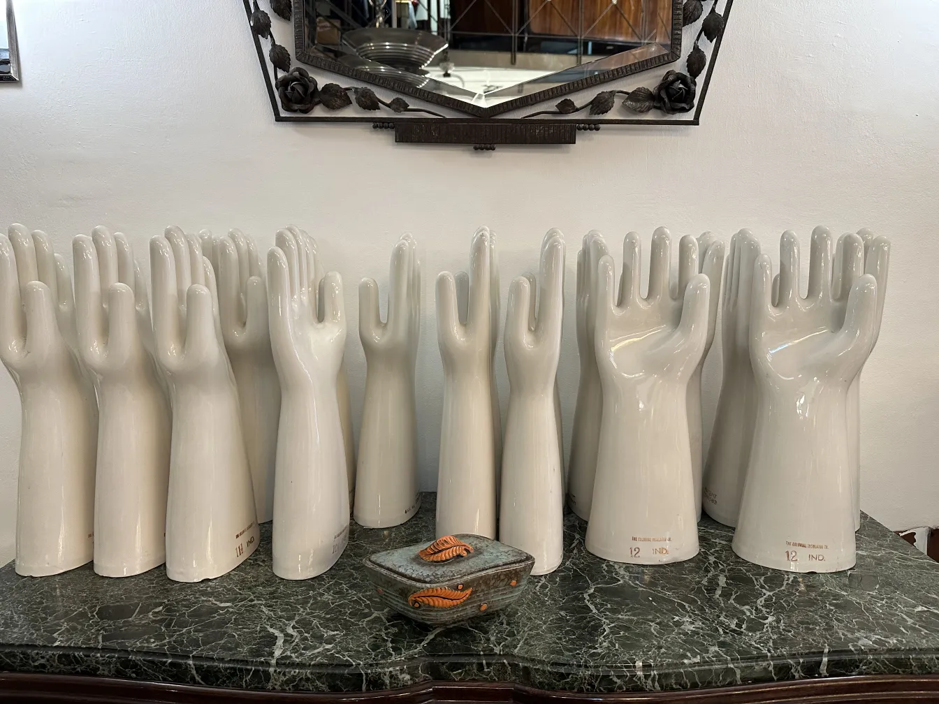 Ceramica antigua decorada con hojas en tonos naranja y marrón