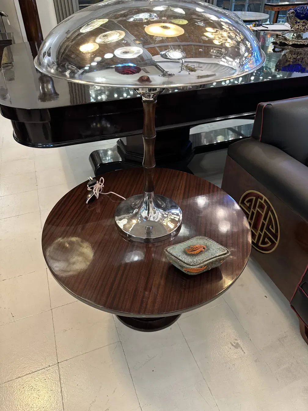 Ceramica antigua decorada con hojas en tonos naranja y marrón