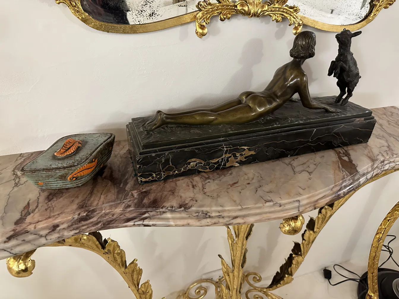 Ceramica antigua decorada con hojas en tonos naranja y marrón
