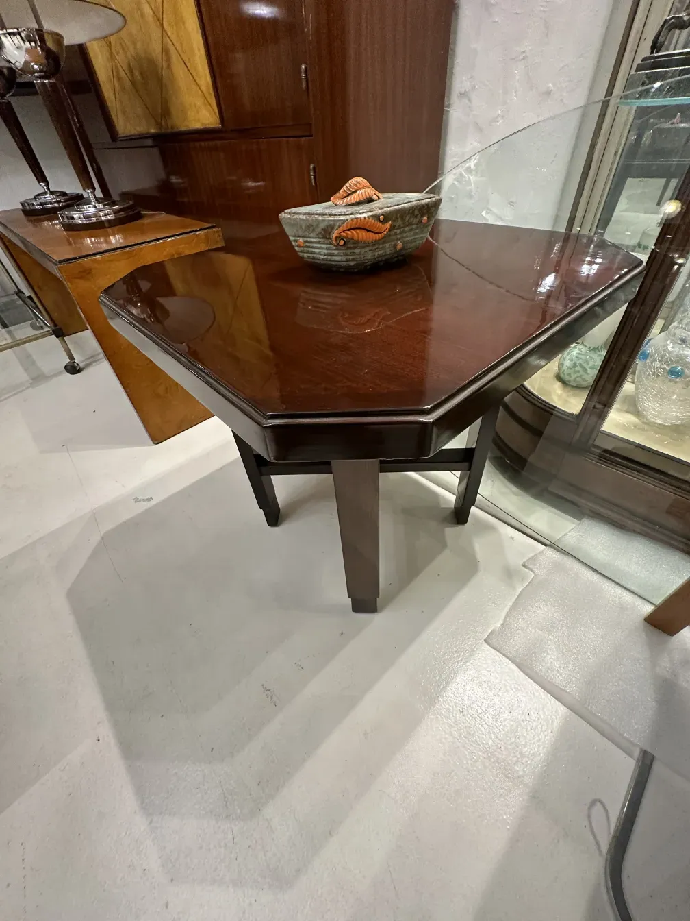 Ceramica antigua decorada con hojas en tonos naranja y marrón