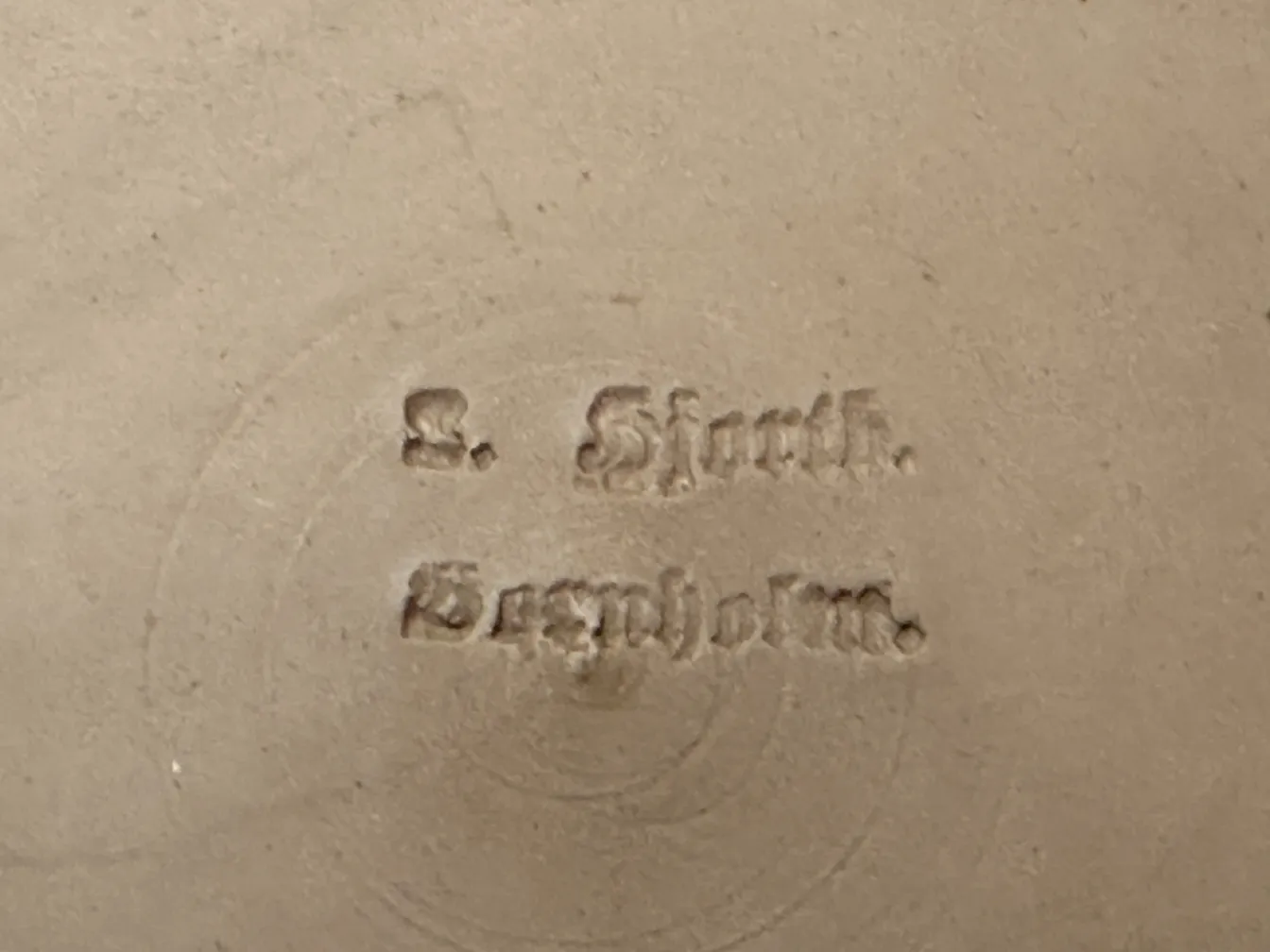 تفاصيل خزف قديم مع نقش L. Hjorth Bornholm.