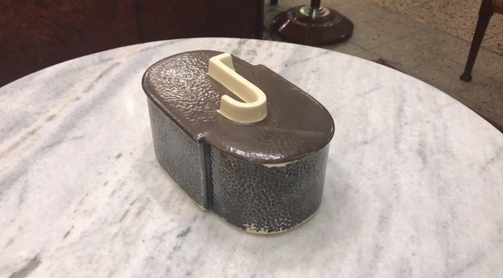 boîte ancienne décorative avec couvercle clair dans un cadre élégant