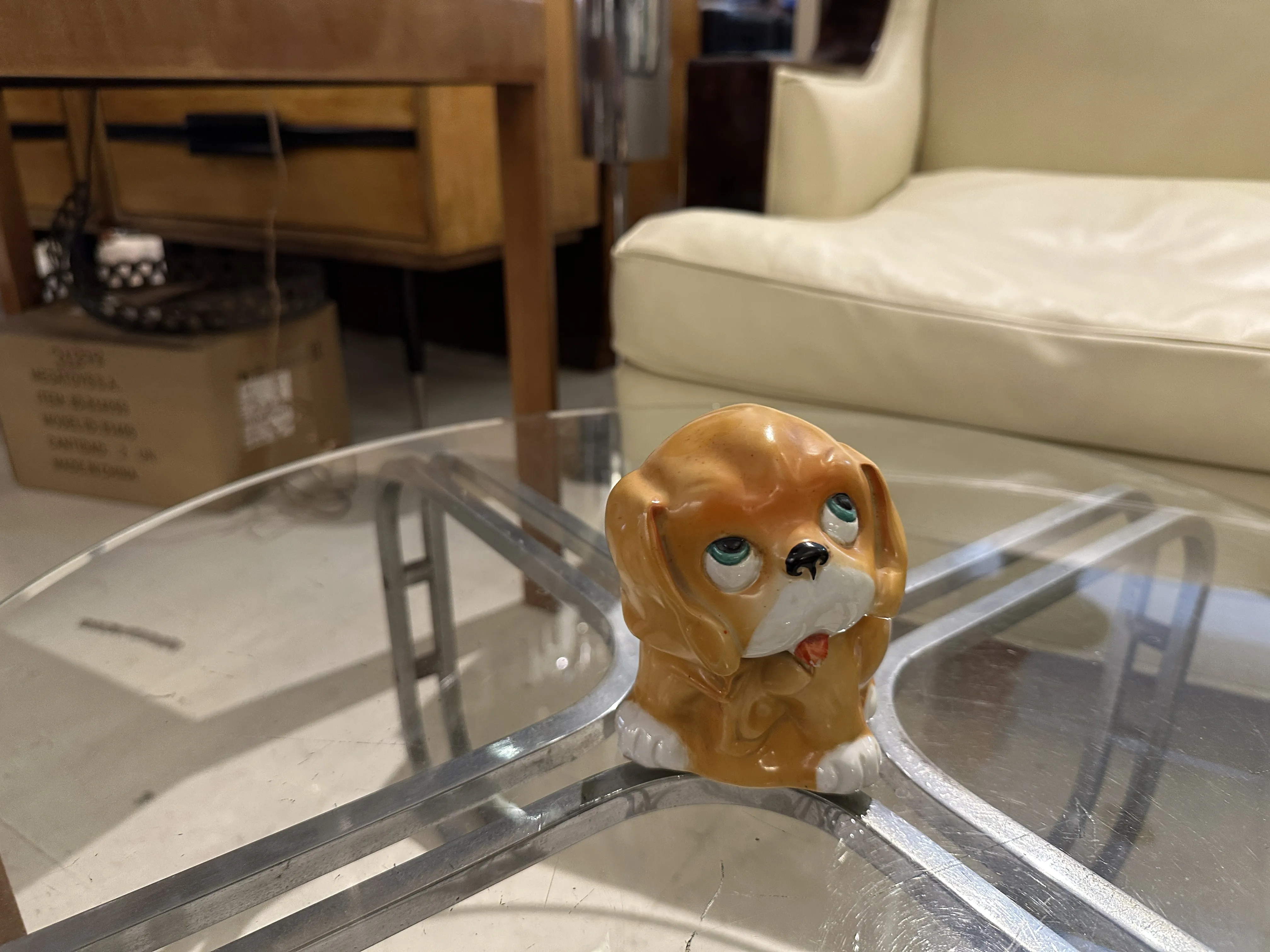 Una figura antica di ceramica di un cane con occhi adorabili