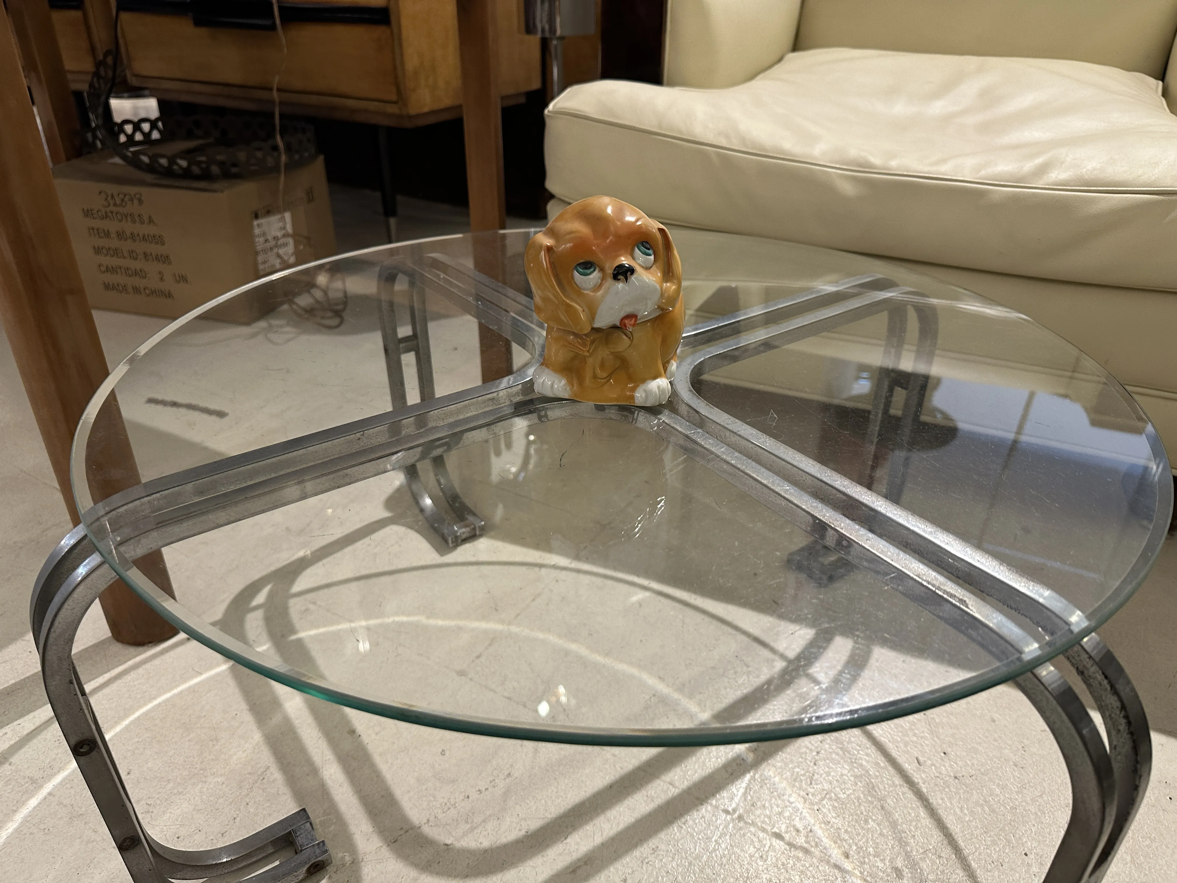 Antiguidades de cerâmica com figura de cachorro sobre mesa