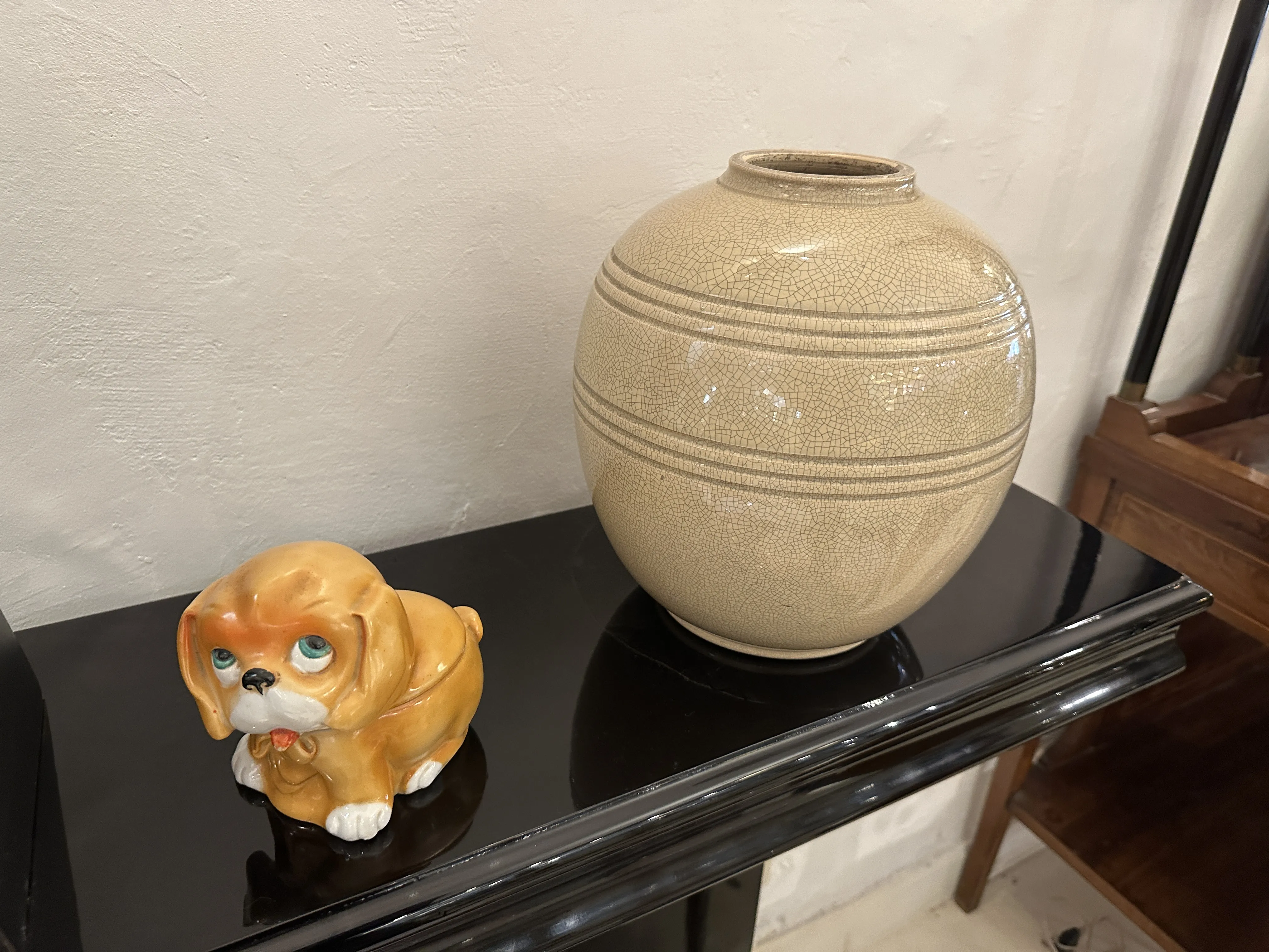 Vaso antico in ceramica con dettagli decorativi.