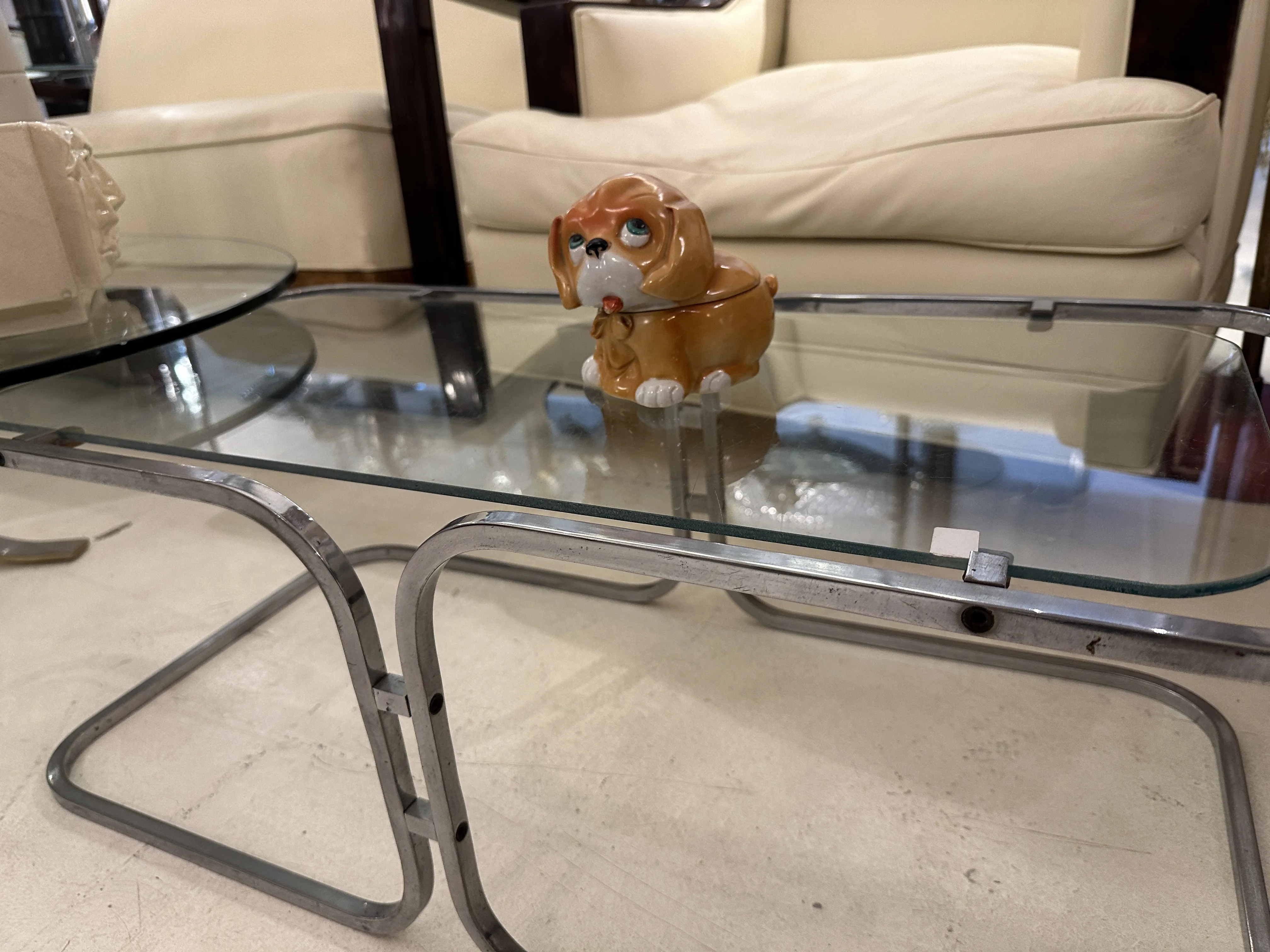 Figurita de perro antigua en cerámica, color marrón con detalles.
