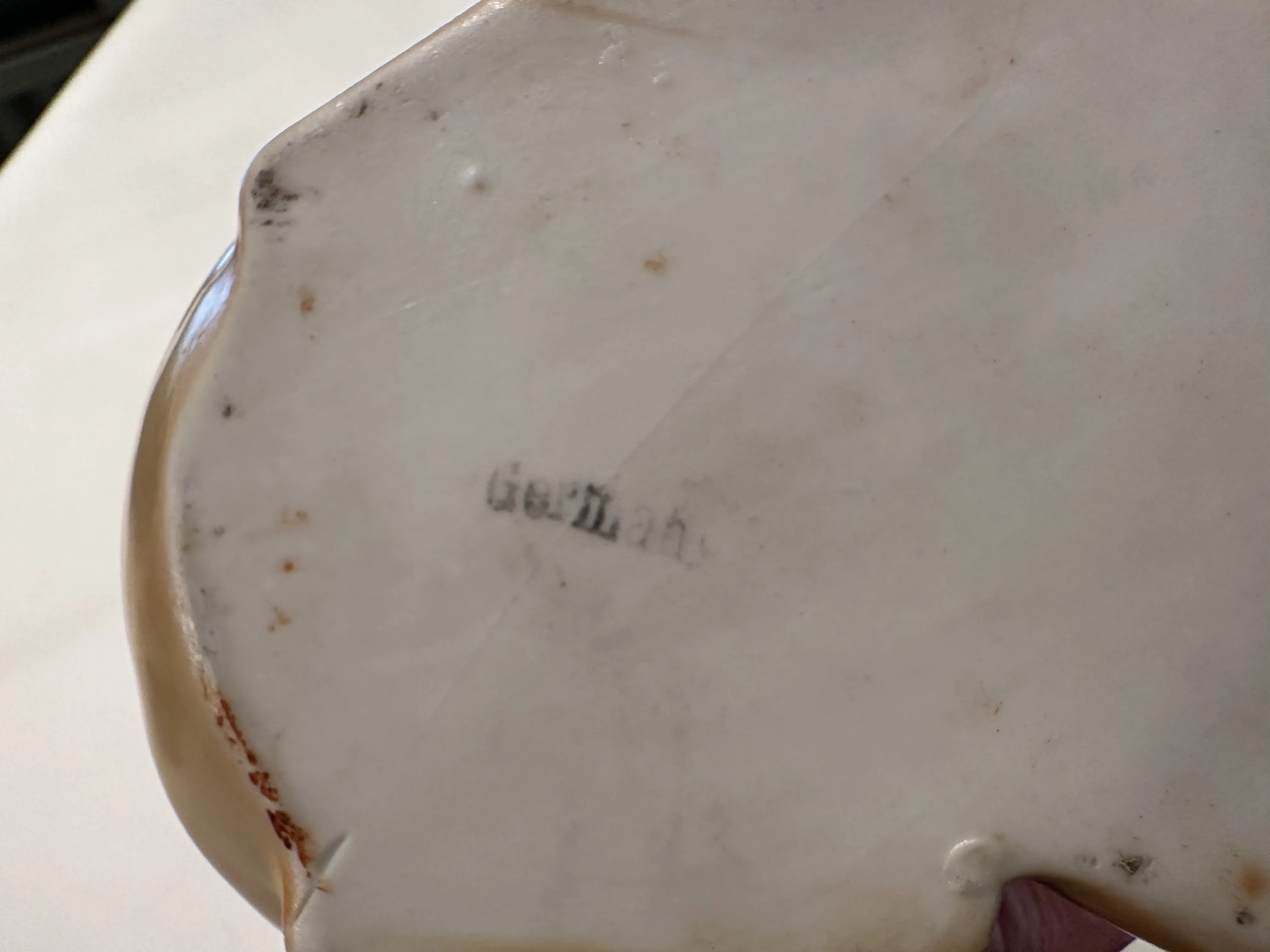 base che mostra un marchio ceramico antico con dettagli