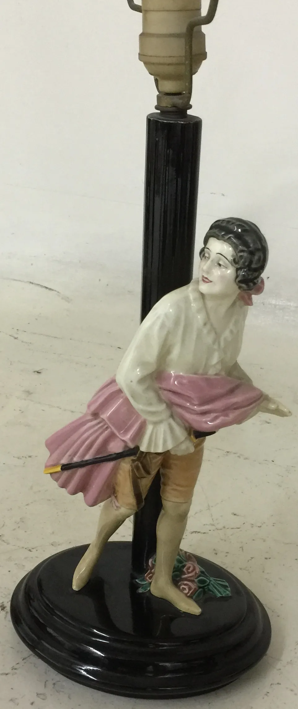 Lámpara de mesa antigua Keramos con una figura decorativa de mujer, base negra y detalles florales.