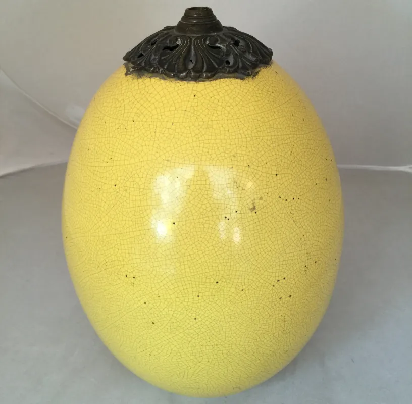 Lampara de mesa antigua art deco con acabado amarillo brillante