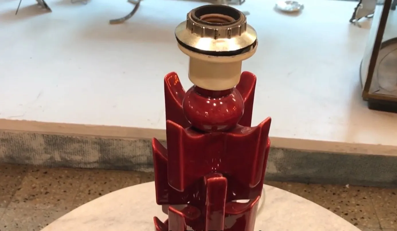 antike tischlampe mit dekorativem design und roter farbe