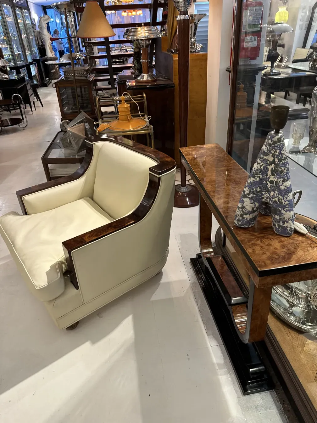 lampada da tavolo antica con caratteristiche eleganti in un negozio di antiquariato, stile classico, dettagli decorativi