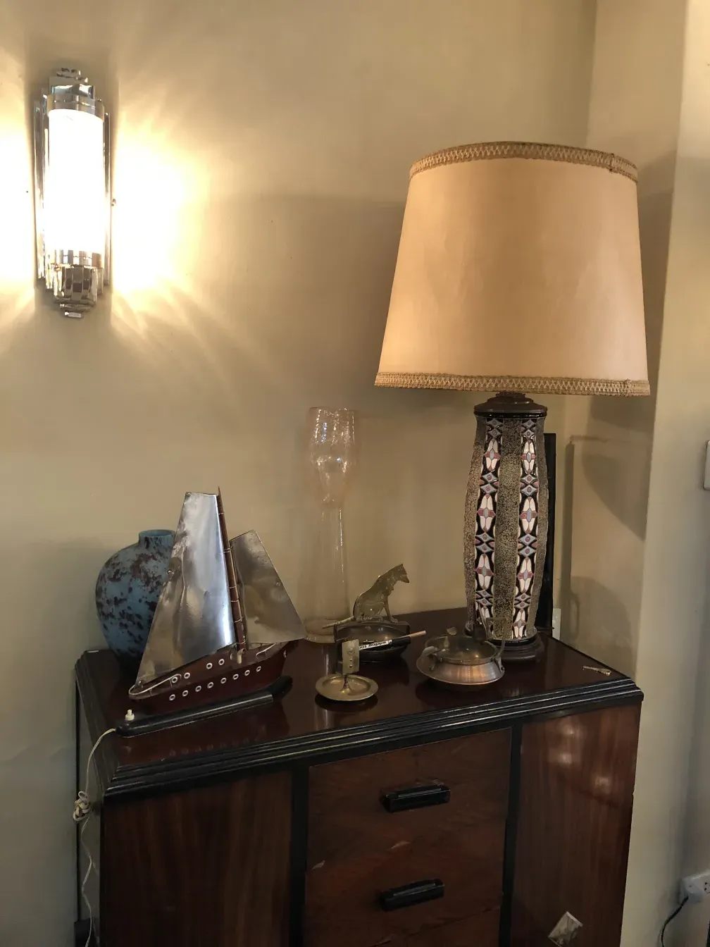 Alte Tischlampe mit beigem Schirm, dekoratives Design.