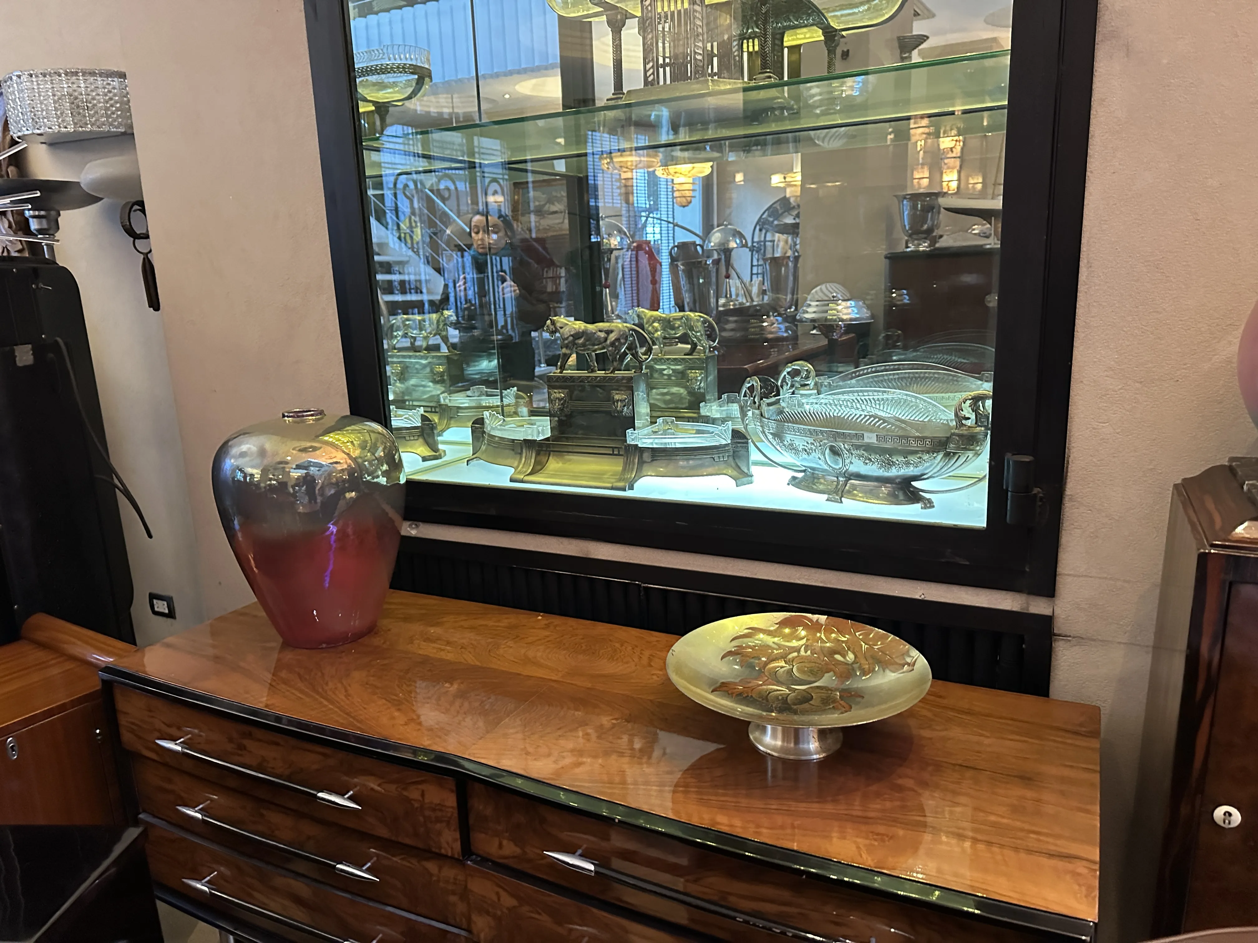 Jarrón antiguo de cerámica con diseño decorativo sobre una mesa