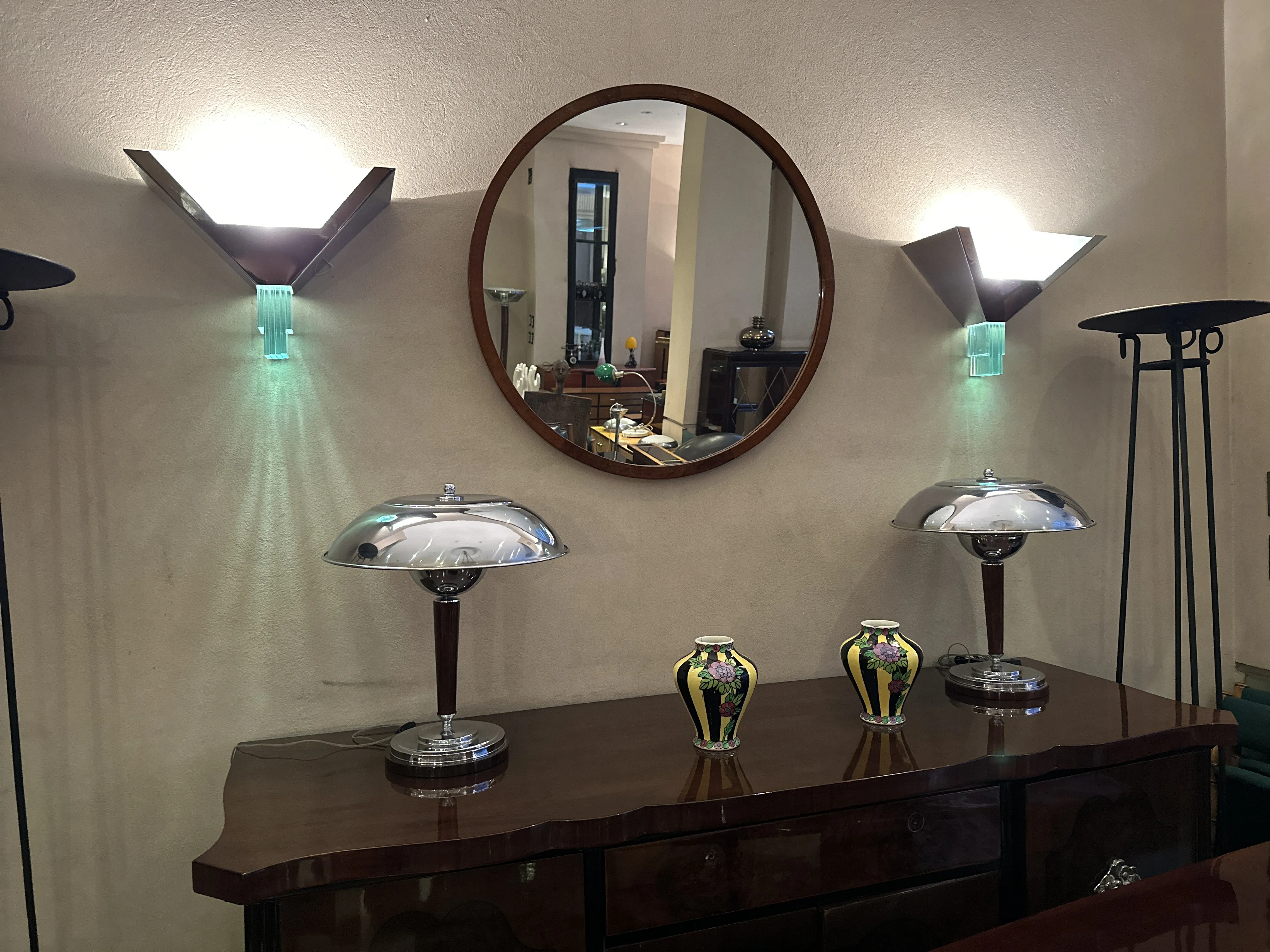 Duas antiguidades de cerâmica decorativa em uma mesa em um ambiente elegante.