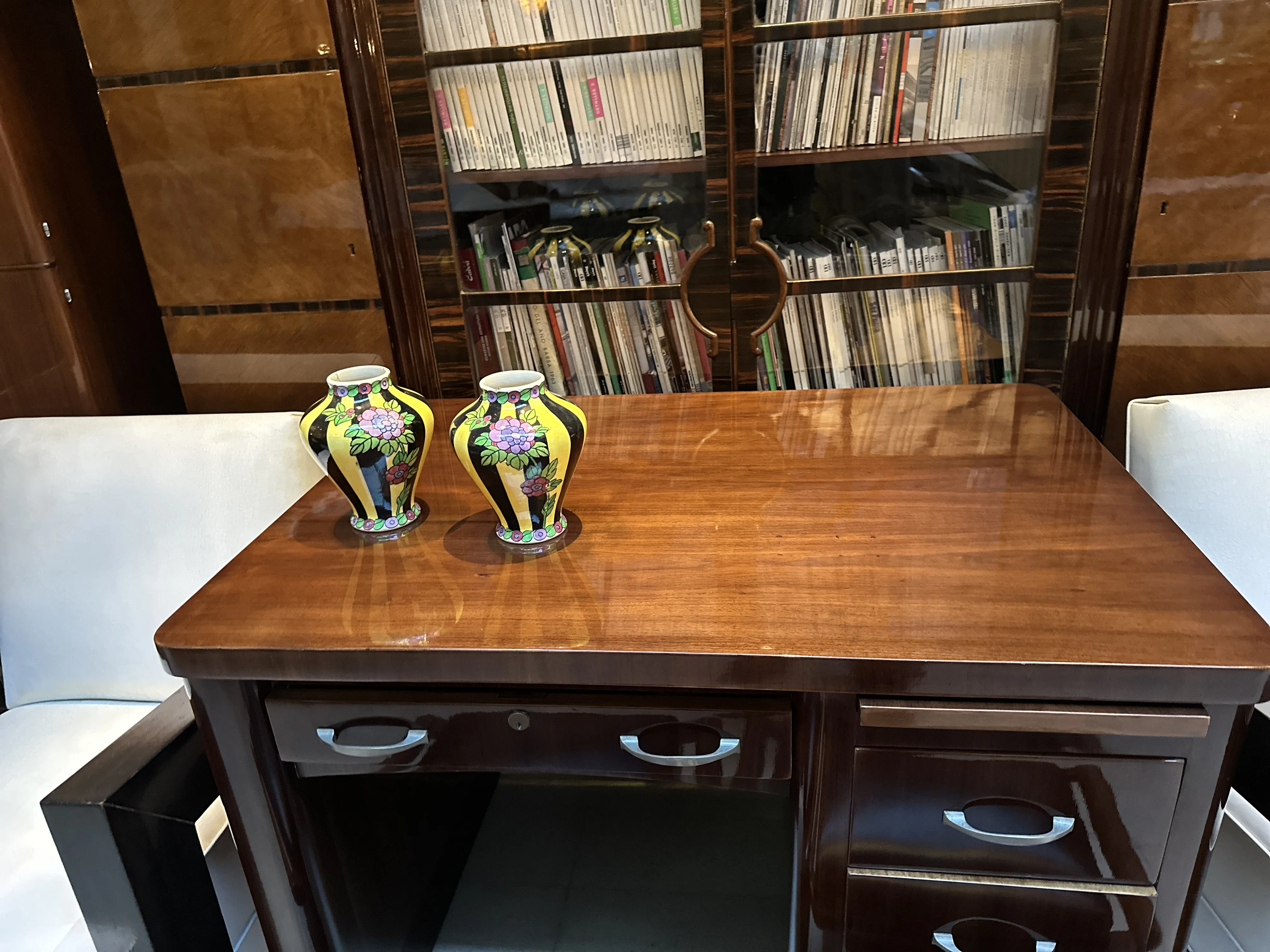 Deux vases en céramique ancienne de Boch Frères sur une table