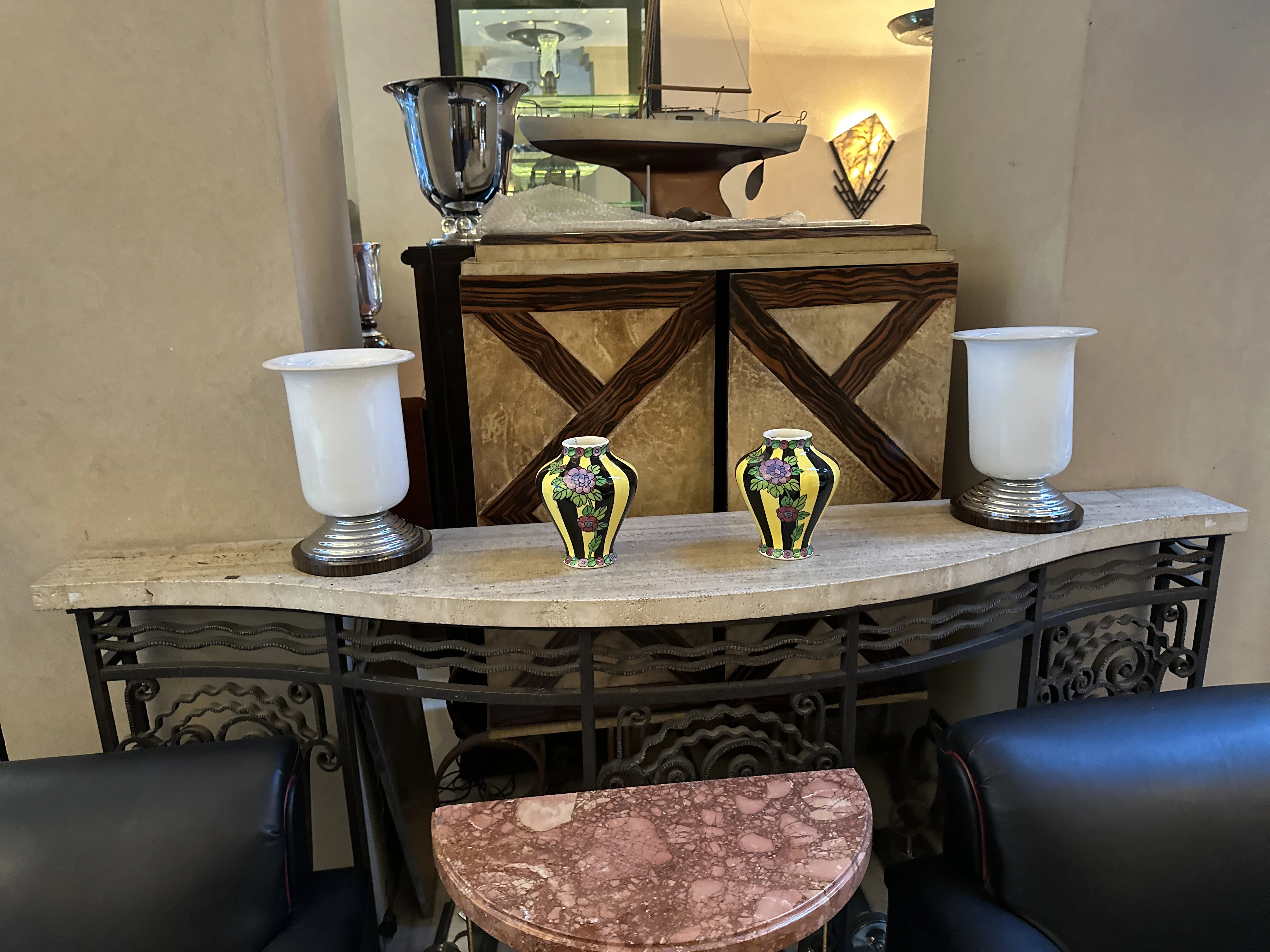 Antigüedad con dos jarrones de cerámica decorativa en un entorno elegante.