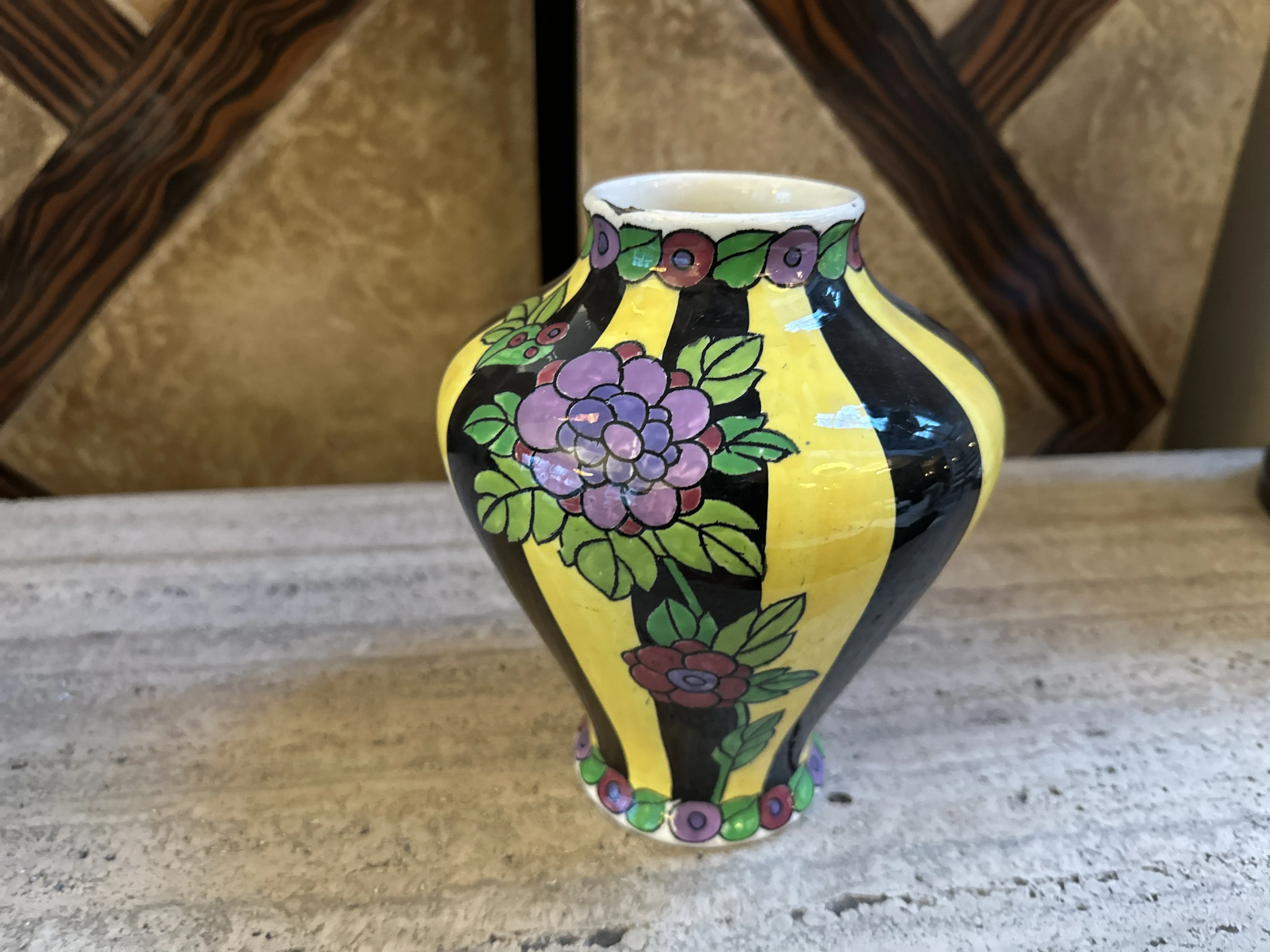 Antiga cerâmica Boch Frères com design floral colorido.