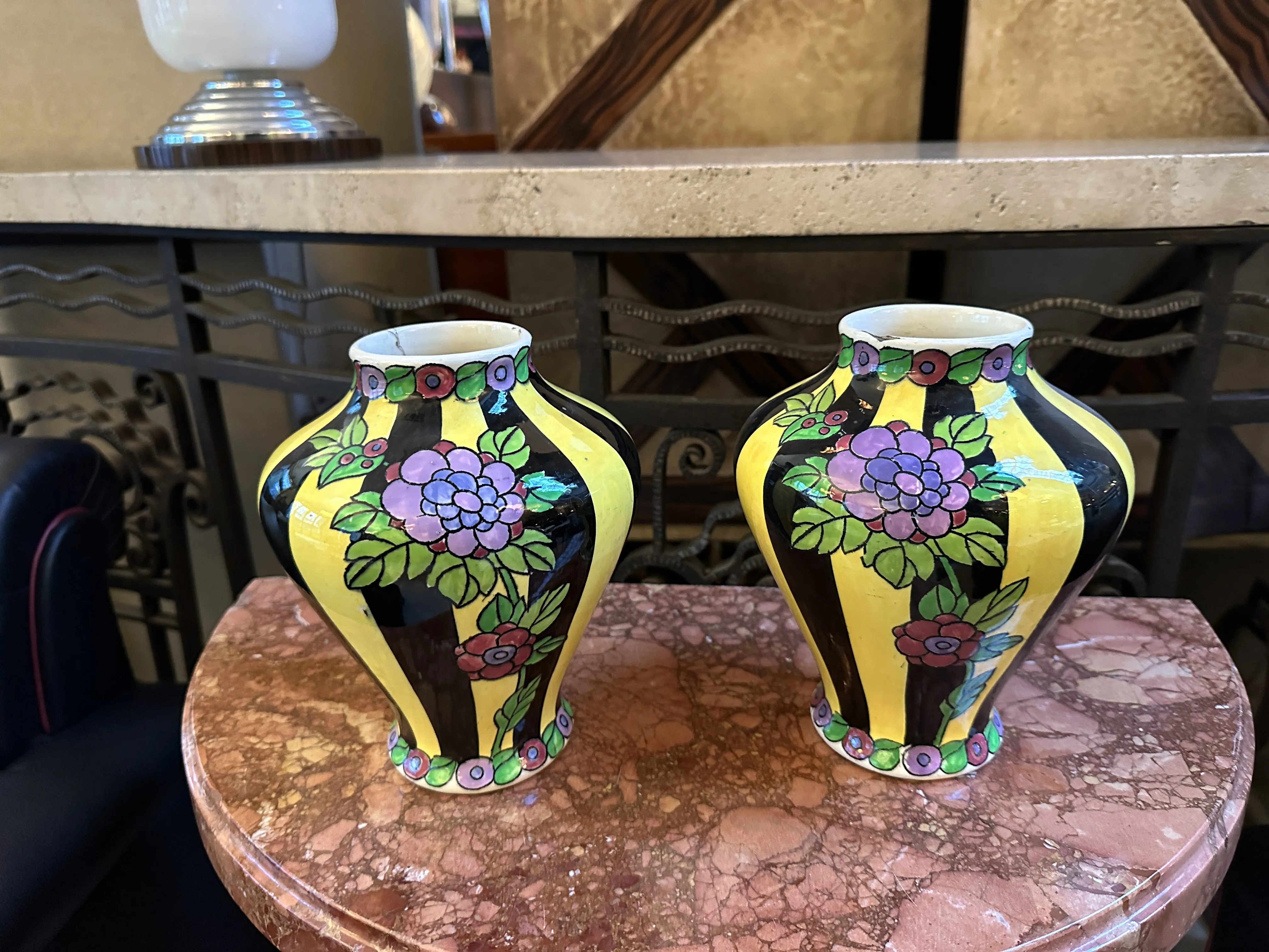 Dos jarrones antiguos de cerámica decorados con flores en amarillo y negro.