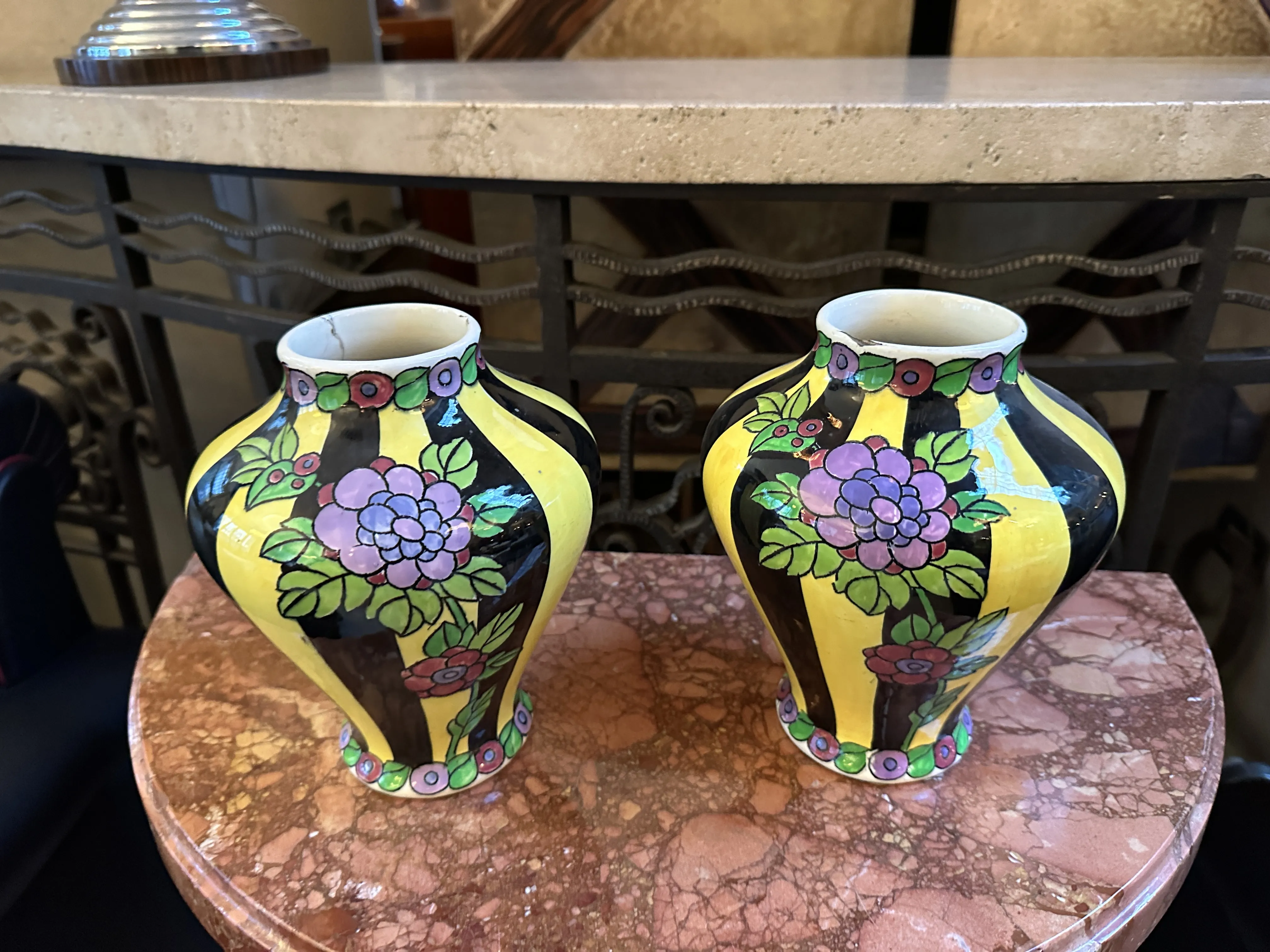 vases anciens en céramique avec motifs floraux
