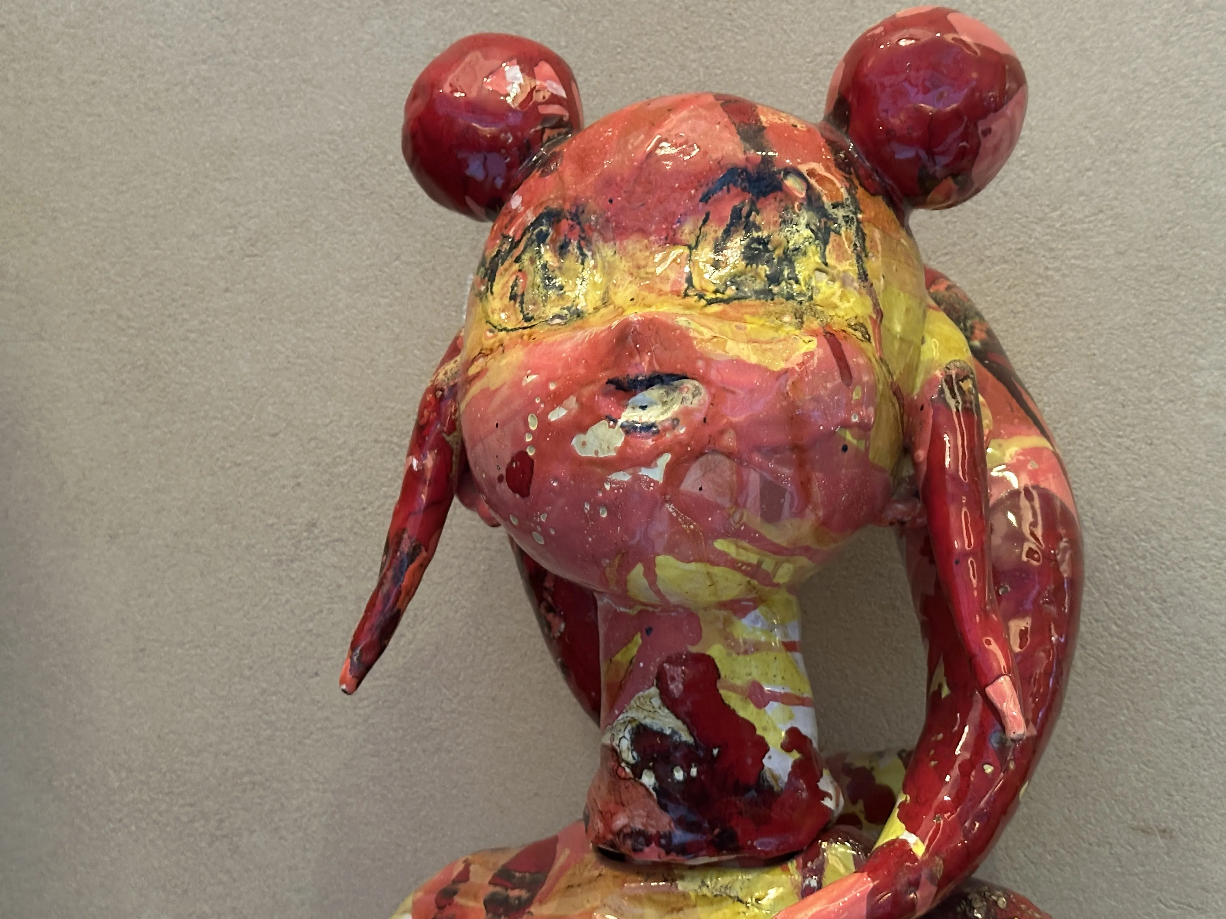 antike Keramikskulptur in lebendigen Farben