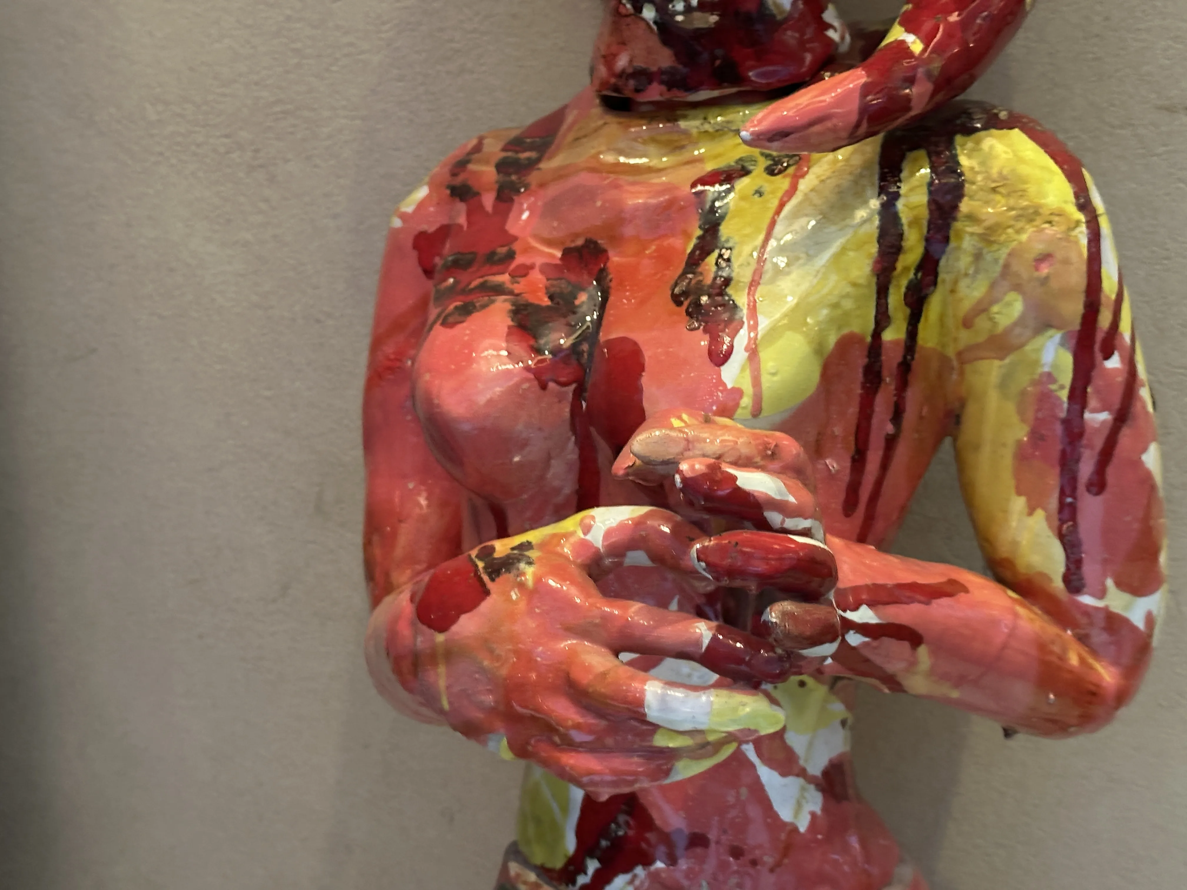 Scultura in ceramica antica colorata con dettagli sorprendenti.