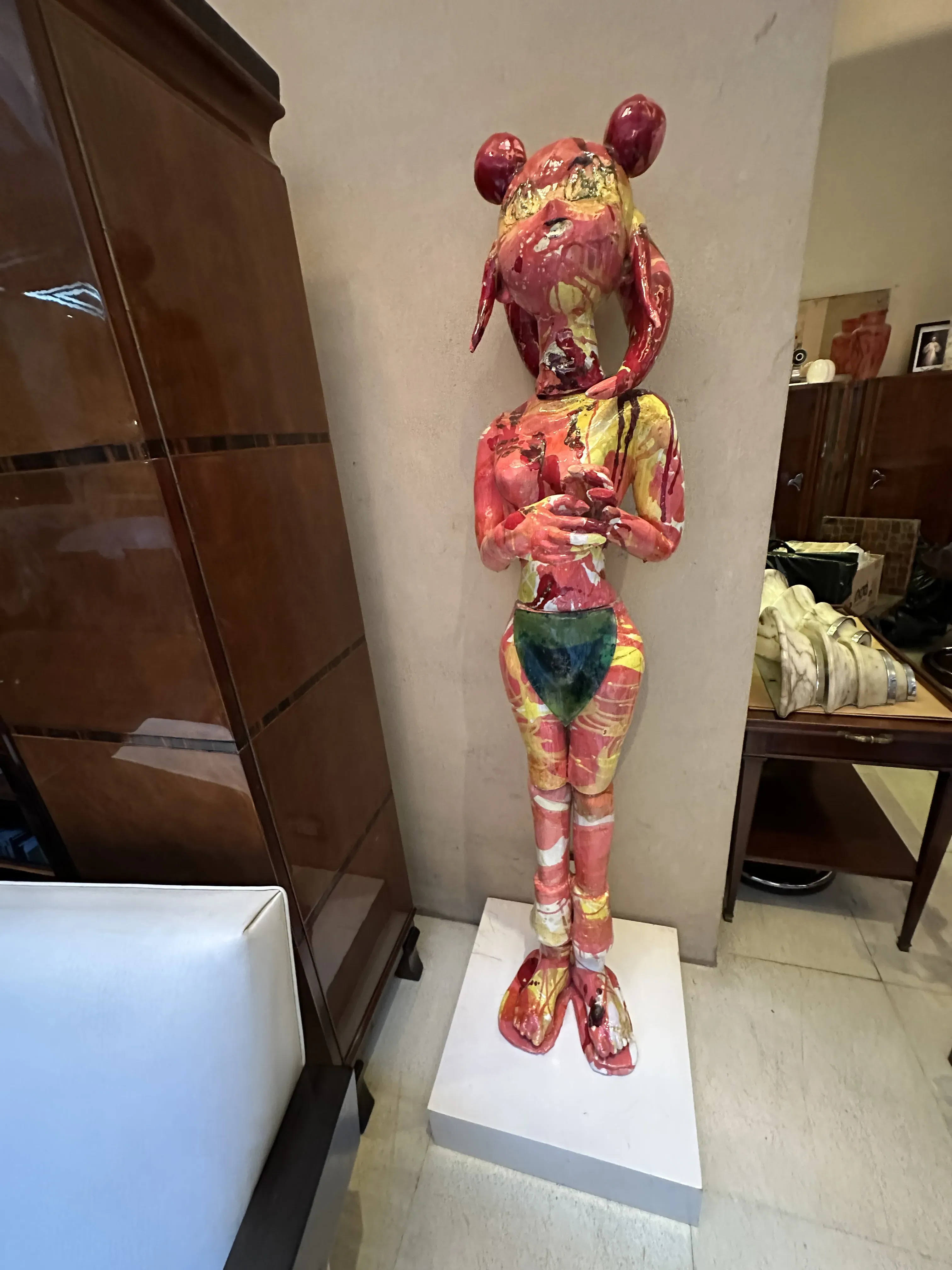 Escultura cerâmica antiga com cores vibrantes, decorativa