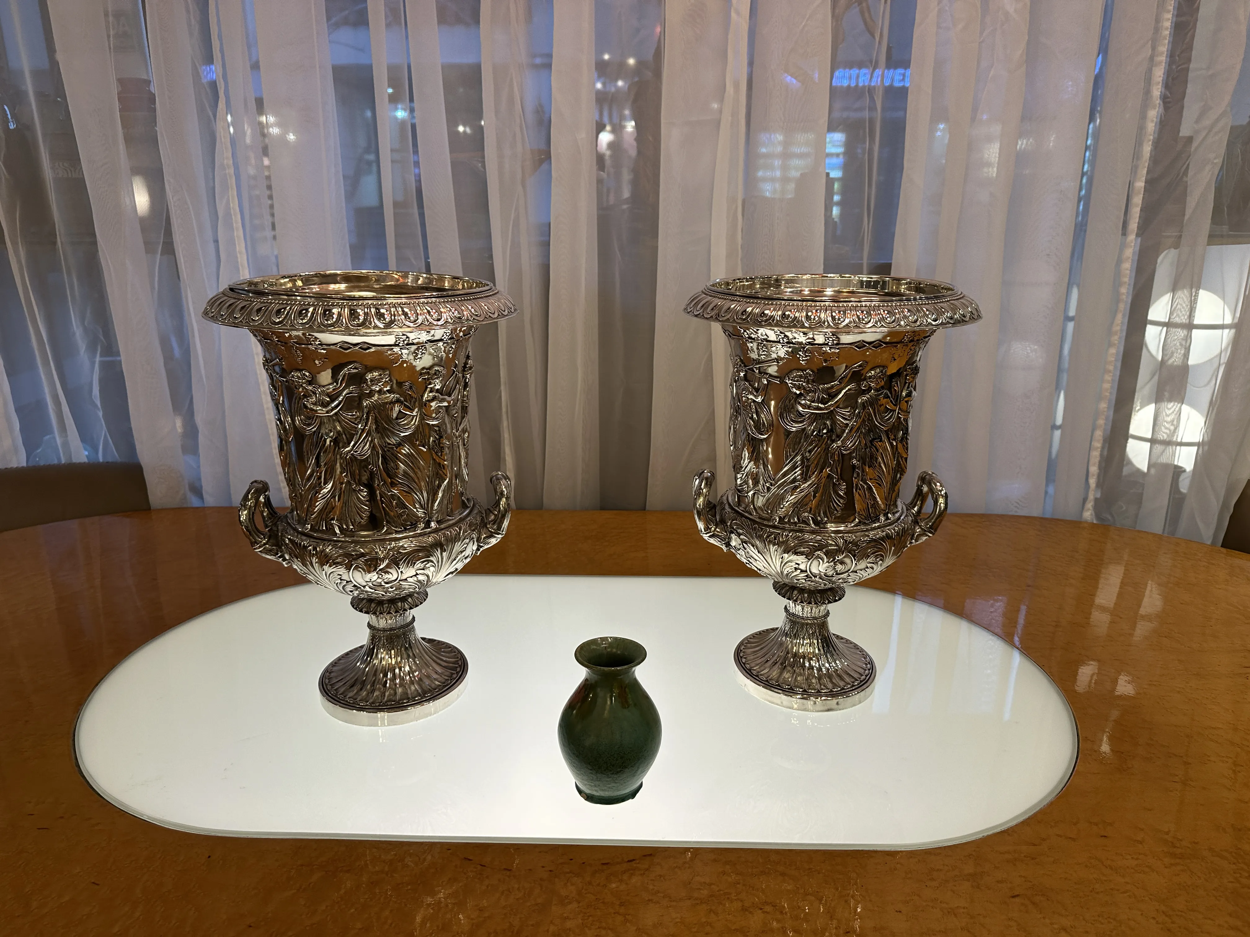 زوجان من الأنتيكات السيراميك الزخرفية على طاولة