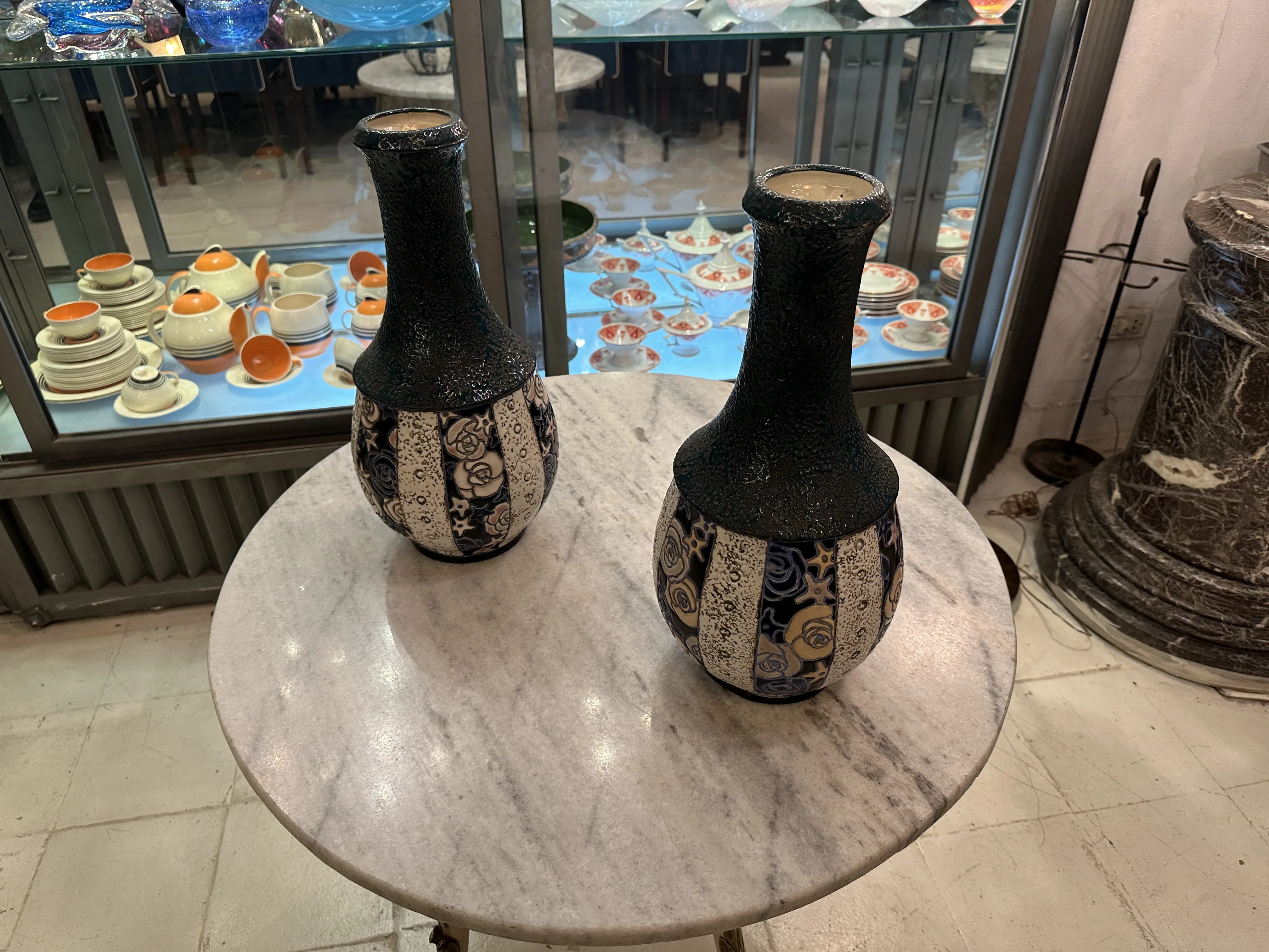 Amphora decorativa in ceramica antica con motivi floreali