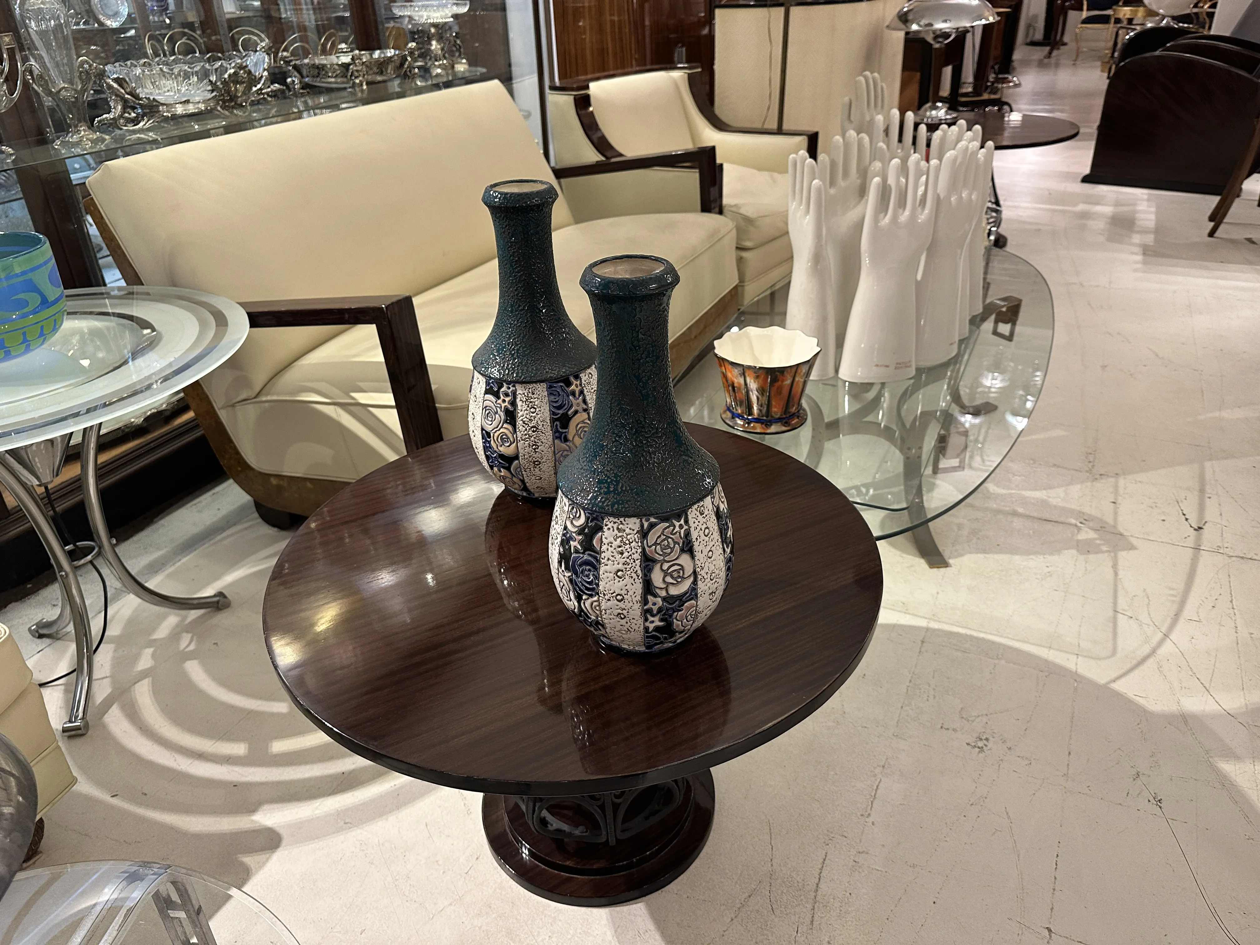 deux vases en céramique sur une table en bois