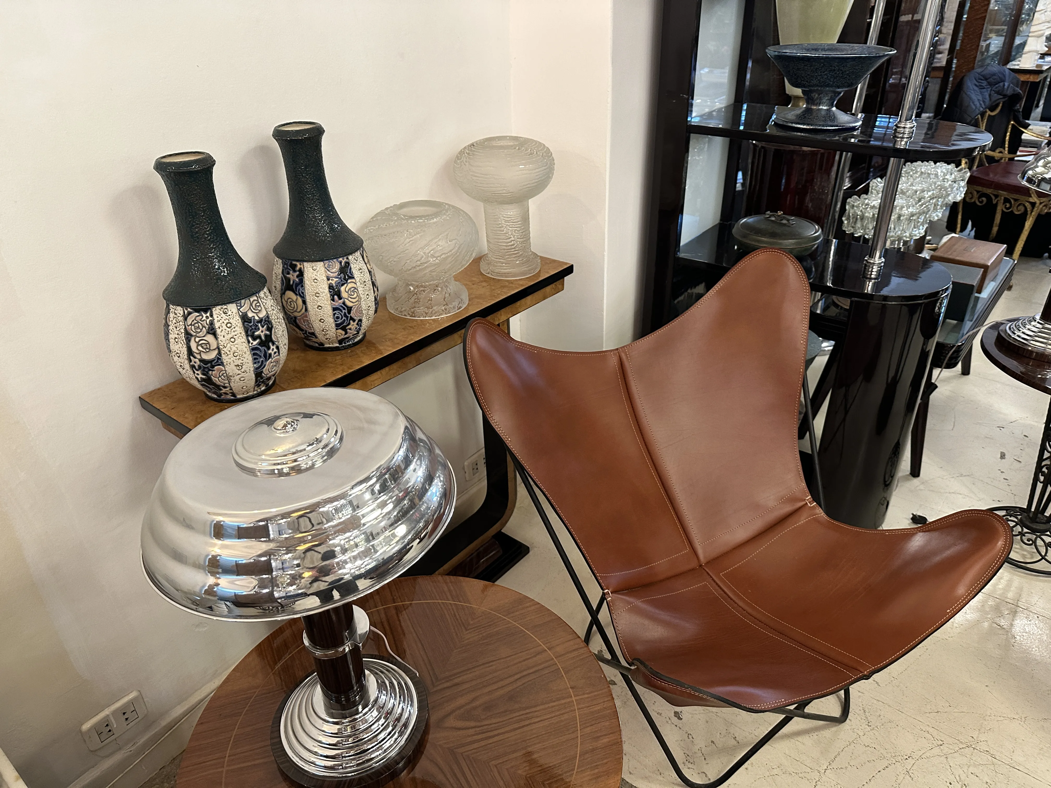 duas antigas jarros de cerâmica com decoração em um ambiente elegante