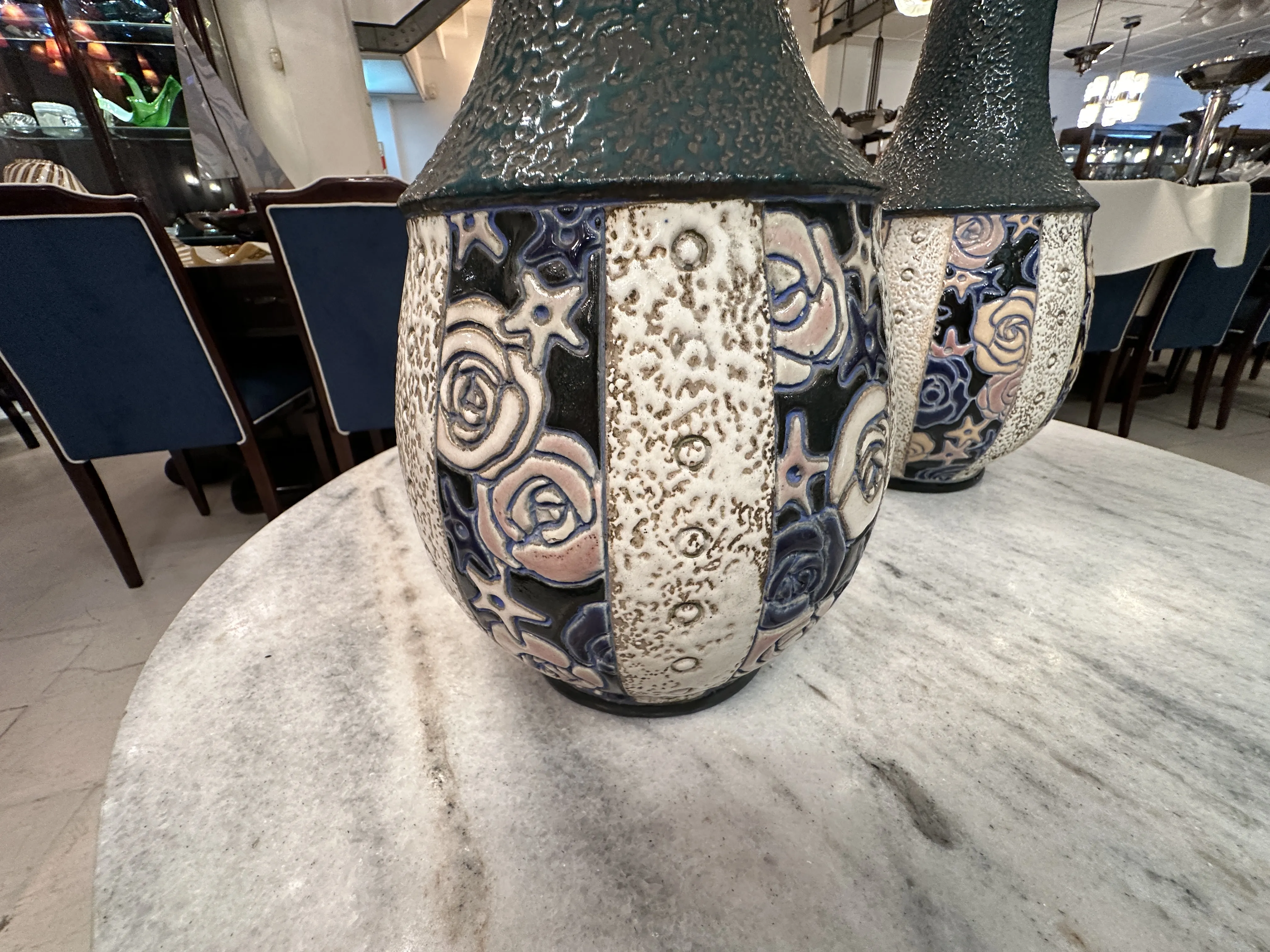 Vue large d'une ancienne amphore en céramique avec décorations.