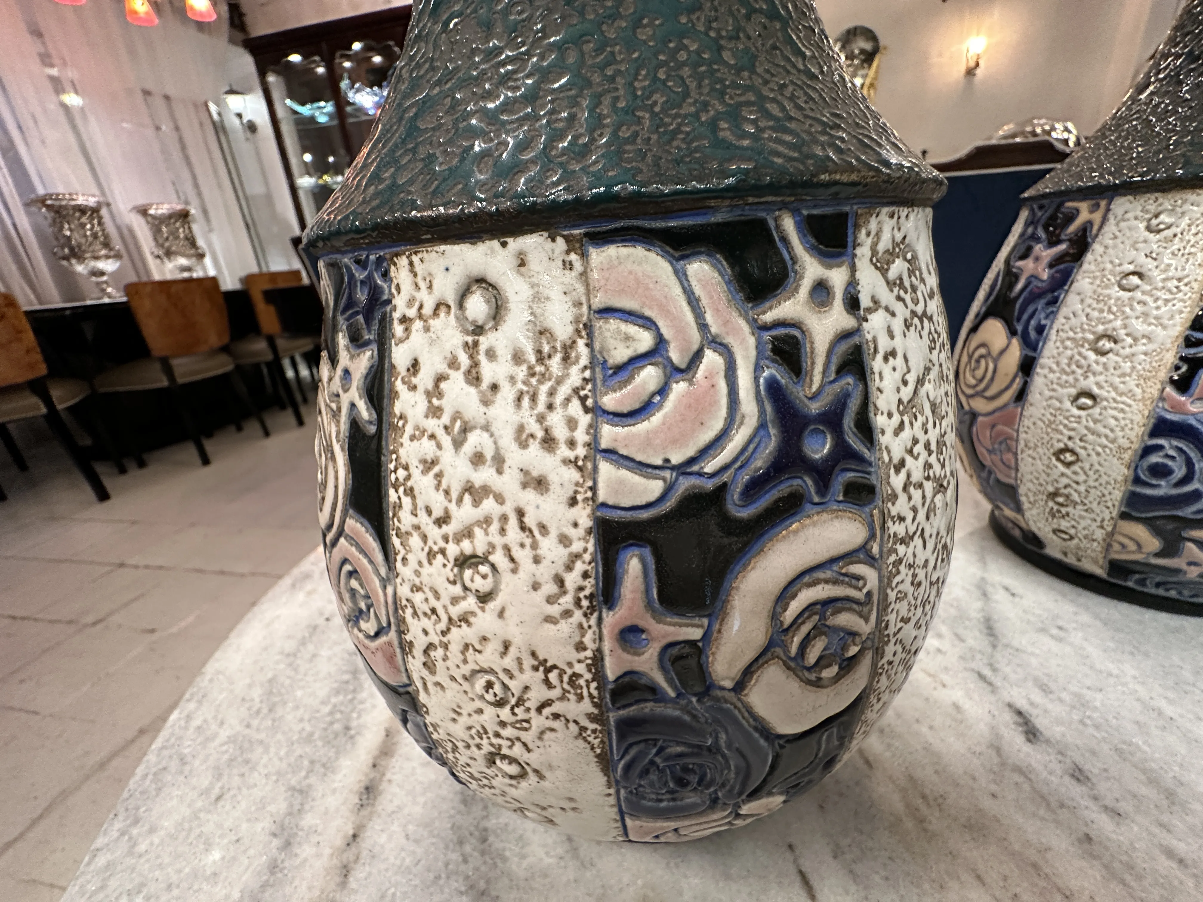 花のデザインの装飾的な古代陶器アンフォラ