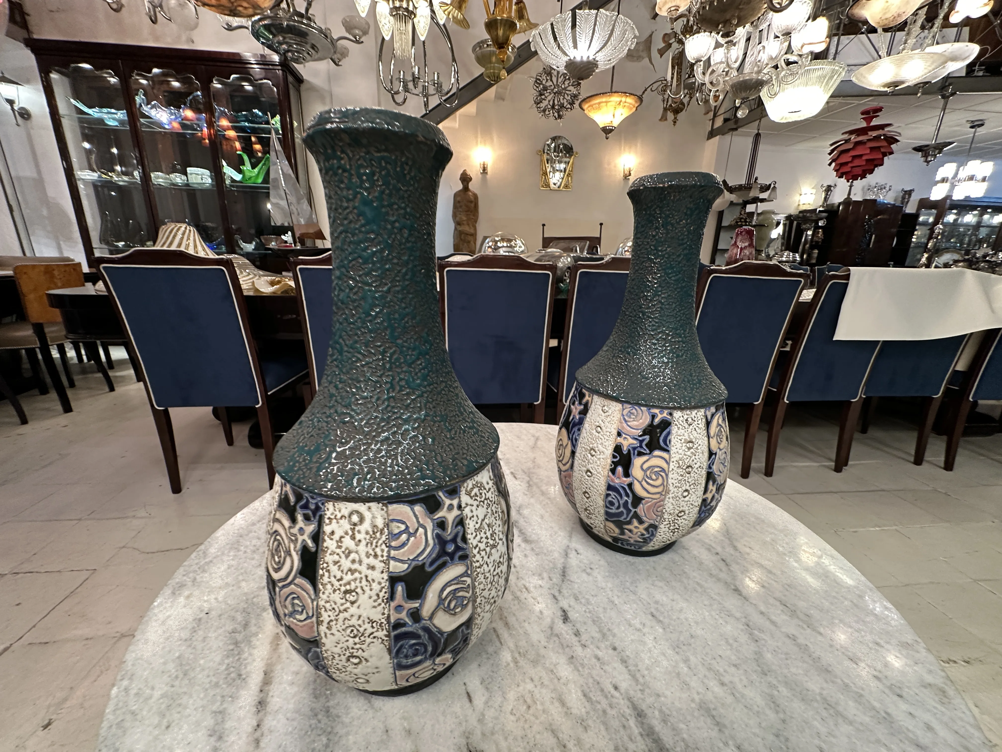 Dos antiguas amforas de cerámica decorativa con detalles coloridos.