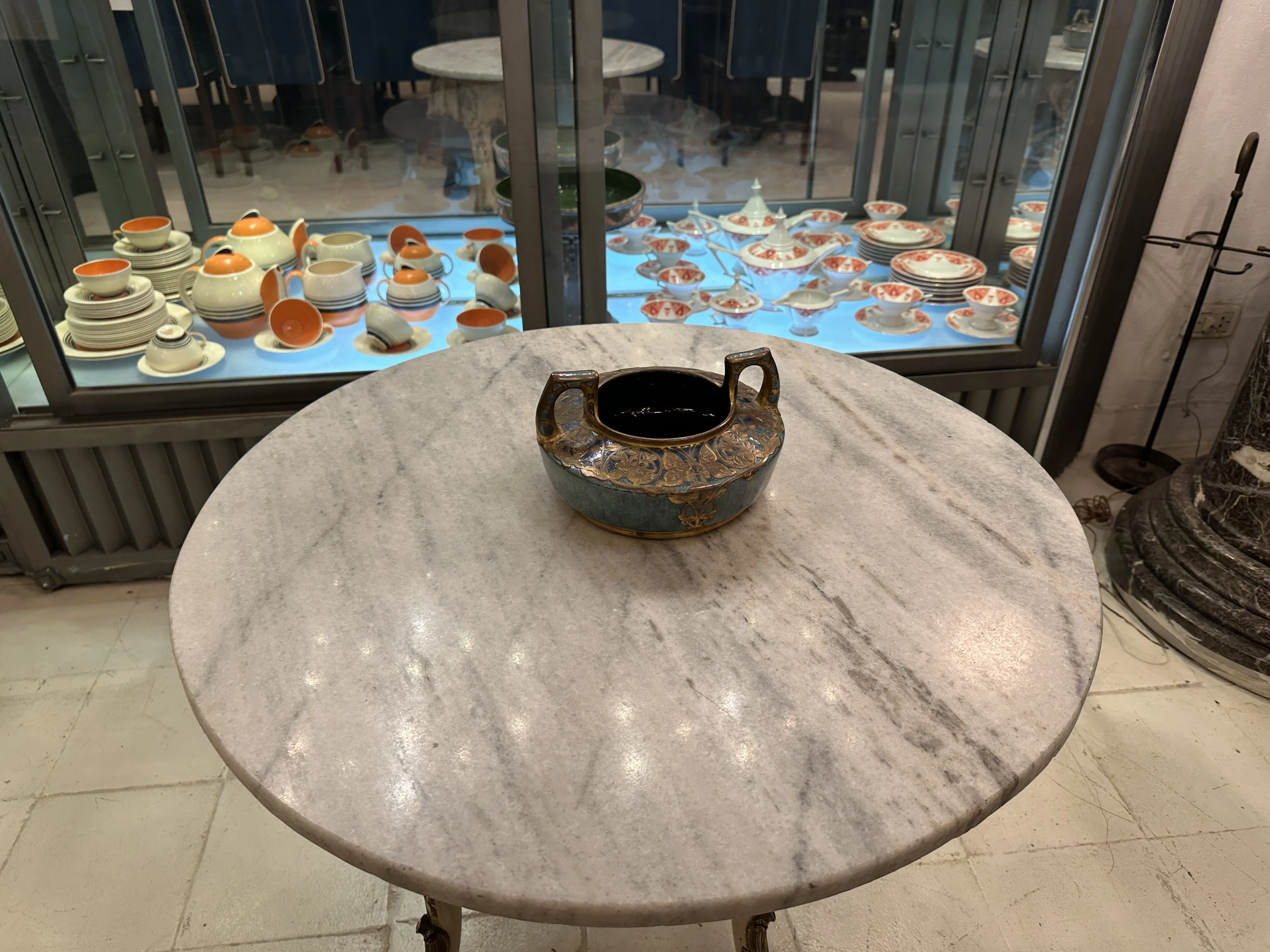 cerâmica decorativa antiga com design azul e dourado