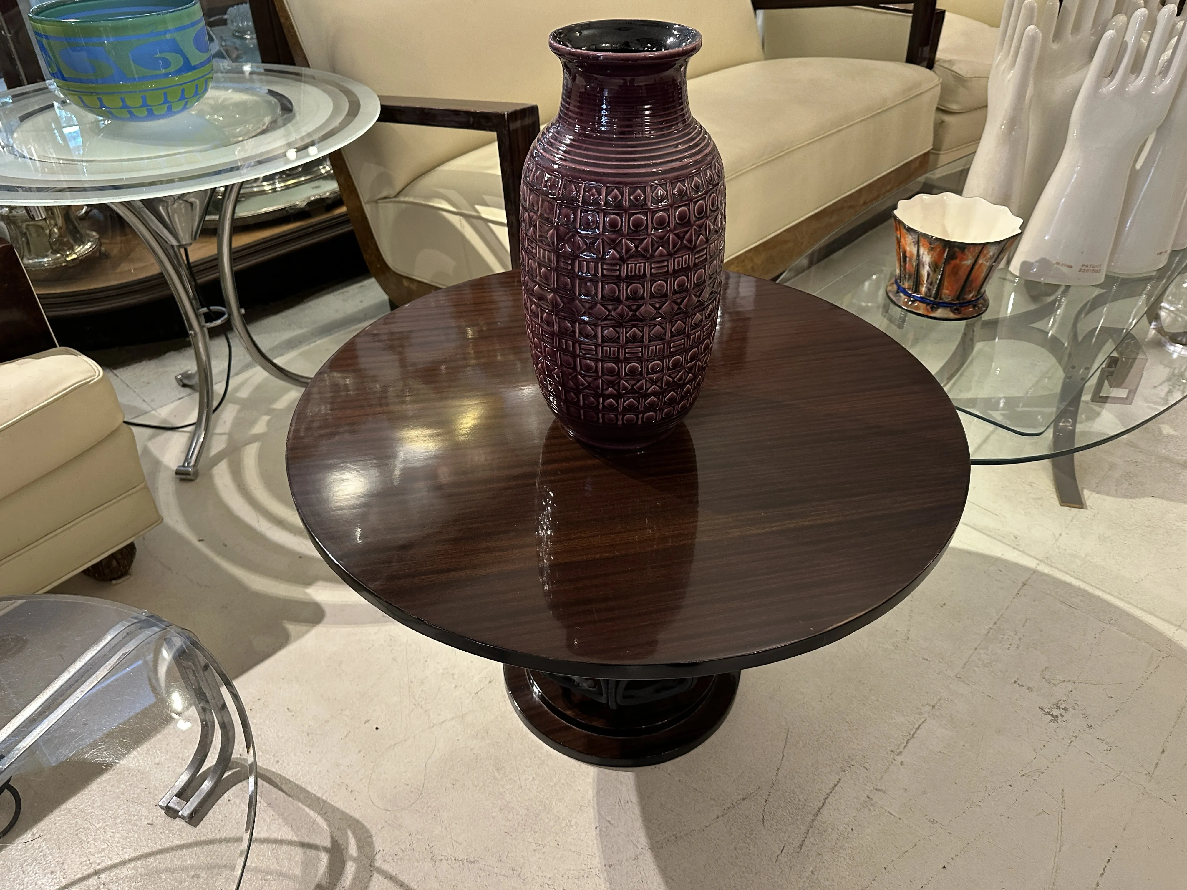 Decorativa cerámica antigua sobre una mesa, rodeada de otros objetos