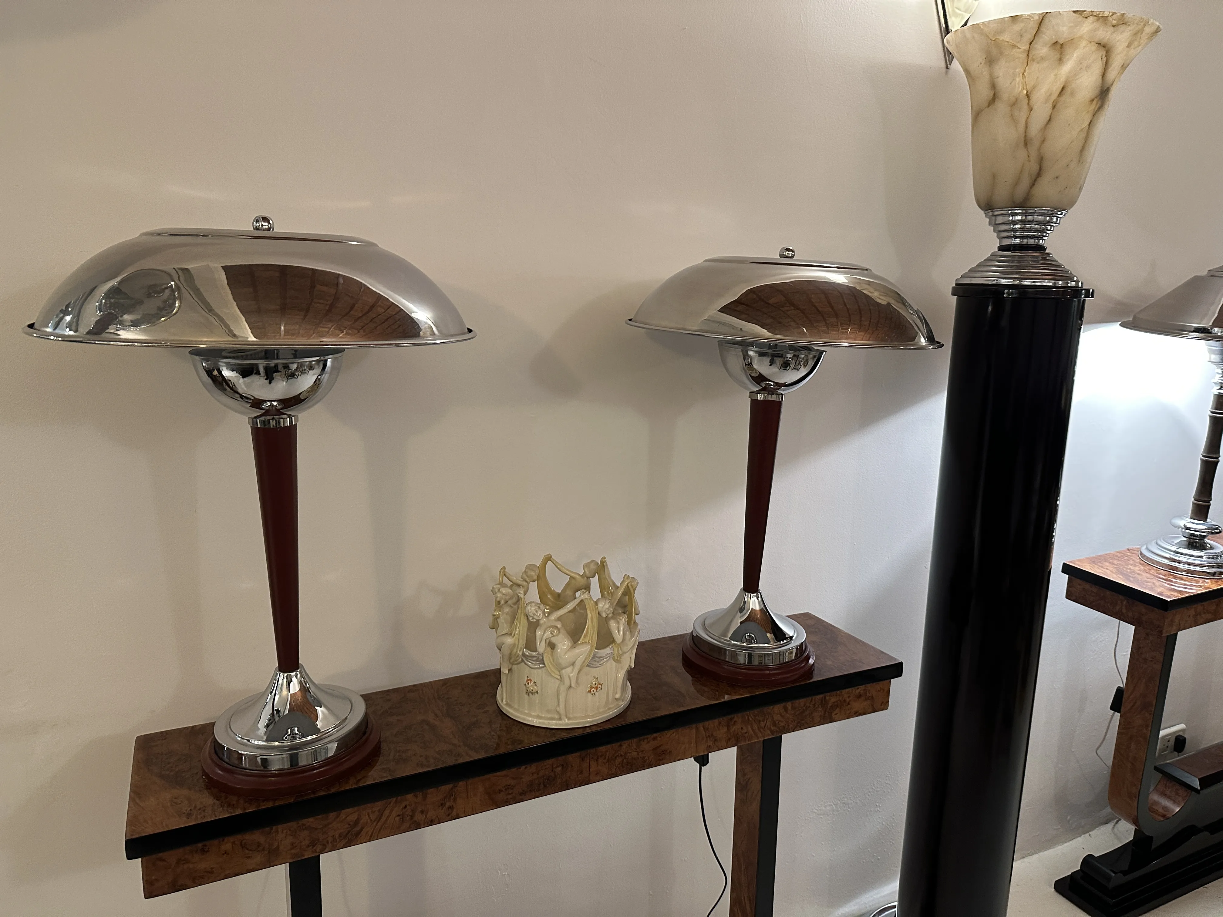 Scena con lampade e figura di ceramica antica