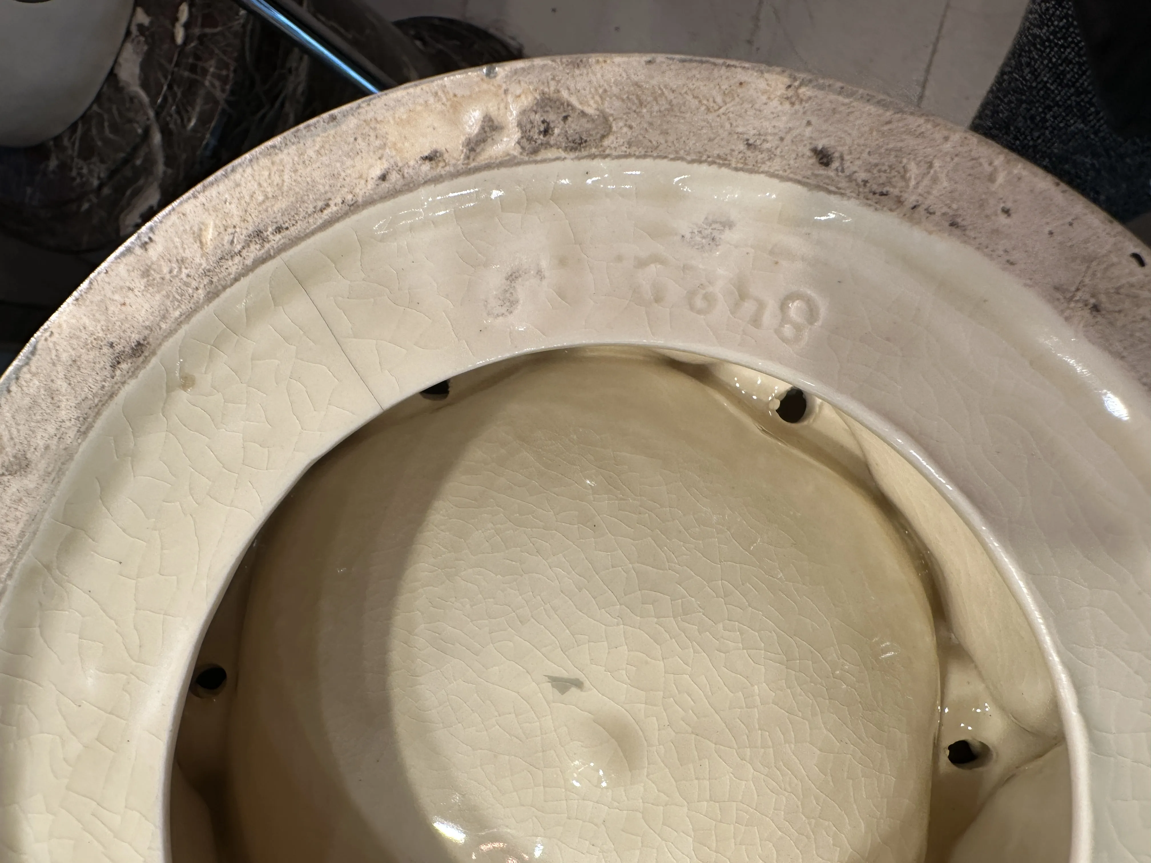 Interno di una antica ceramica con texture visibile.